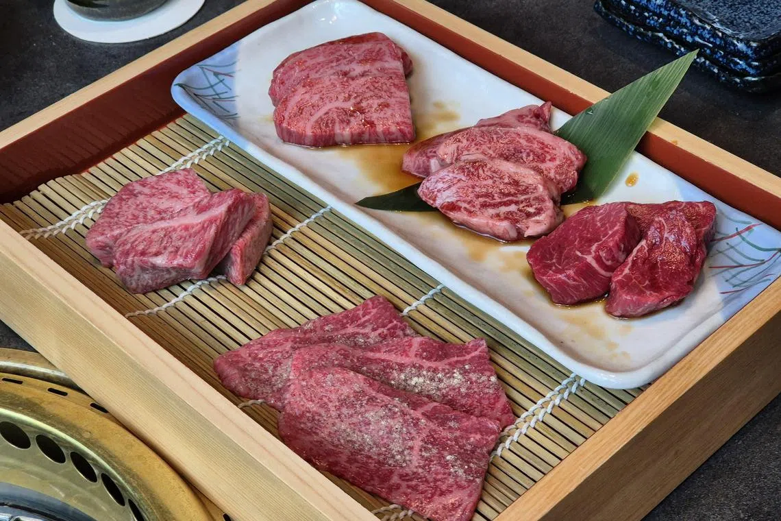 快捷午餐会分别烧烤五个不同部位的和牛各一片。（陈爱薇摄）