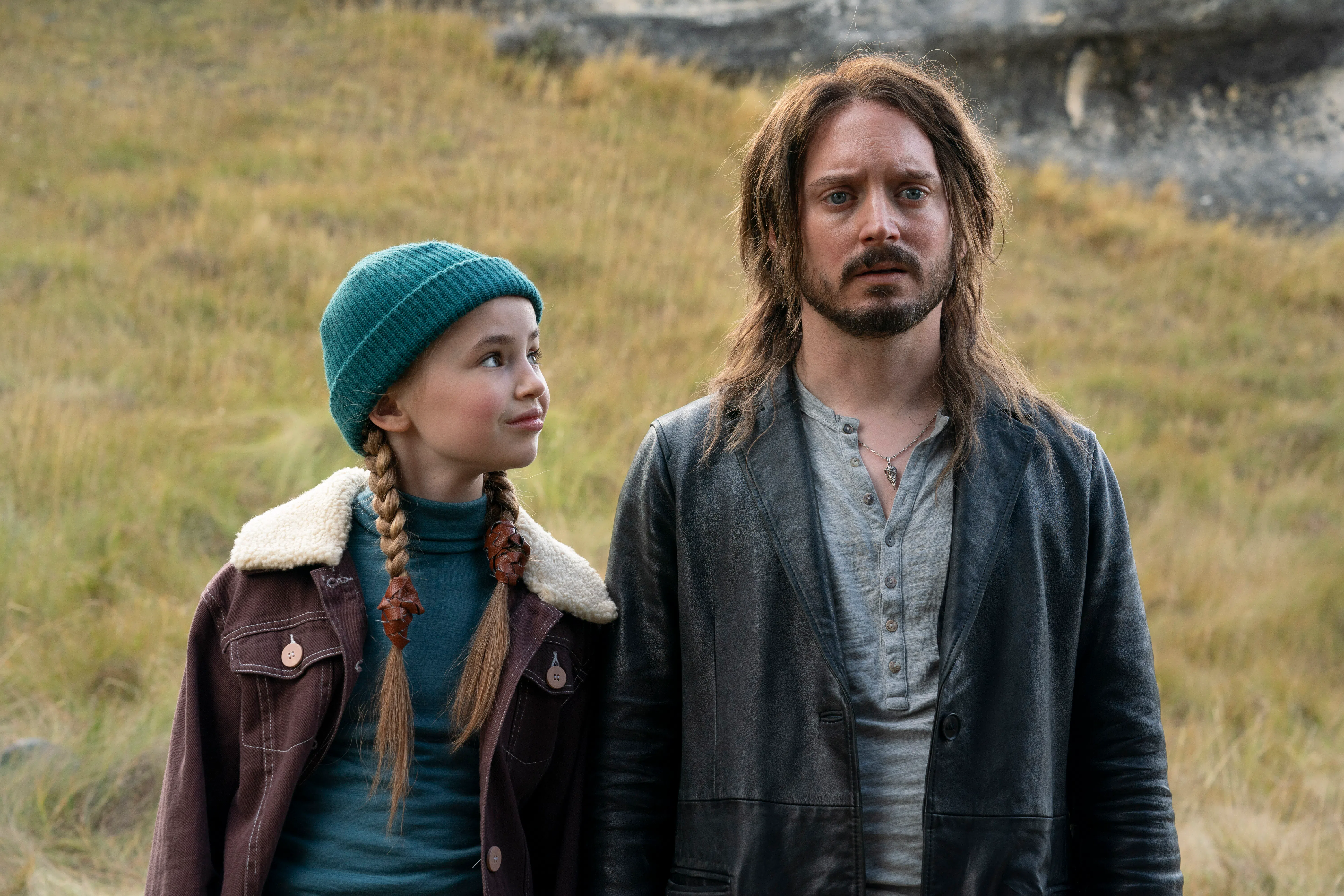 伊莱贾伍德（右）和奈尔费雪饰演一对关系疏离的父女。（邵氏机构提供）