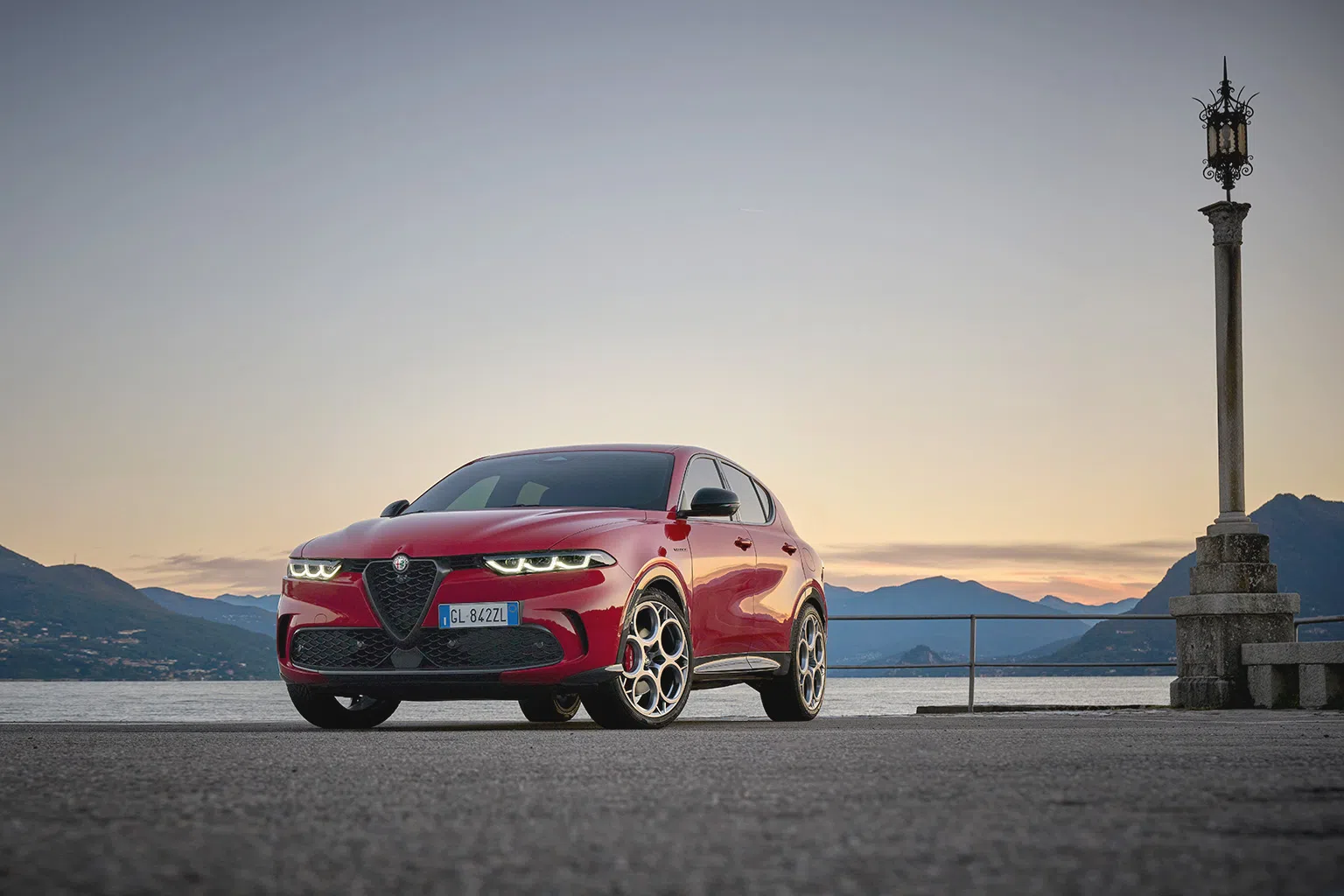 阿尔法·罗密欧的首款混动车——Tonale，从静止加速到每小时100公里只需8.8秒。（图/Alfa Romeo提供）