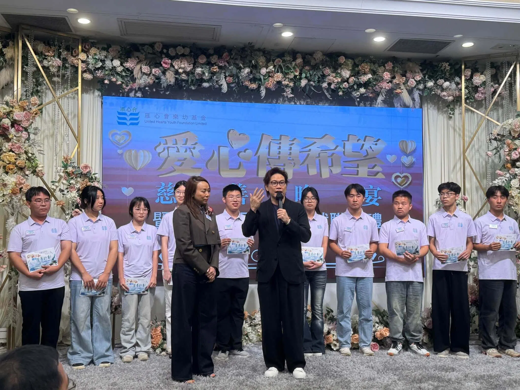 苏永康（前排右）和妻子（前排左）早前亲自前往湖南，把奖学金交到学生手中。（取自雁心会乐幼基金脸书）