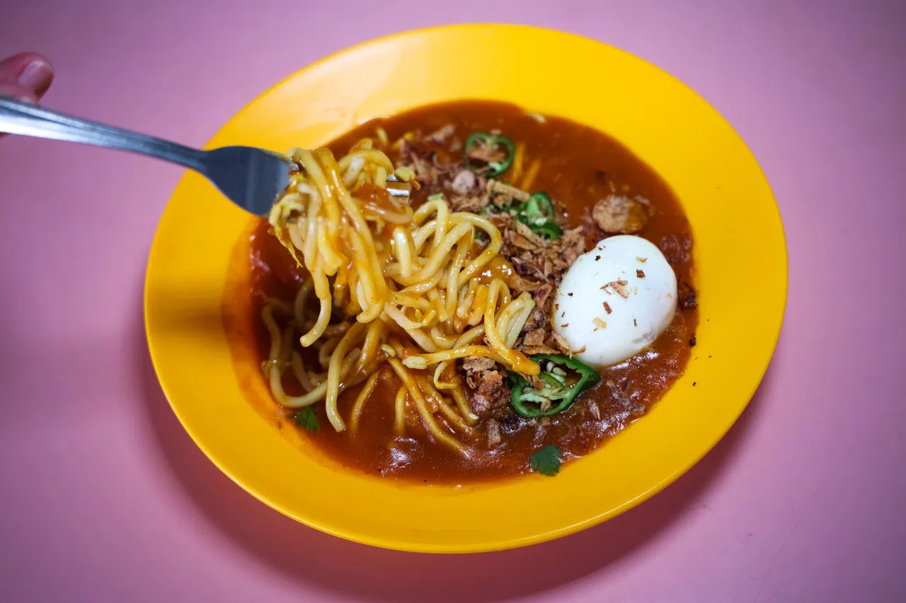 马来卤面，面条吸收浓郁卤汁，口感顺滑。（关俊威摄）