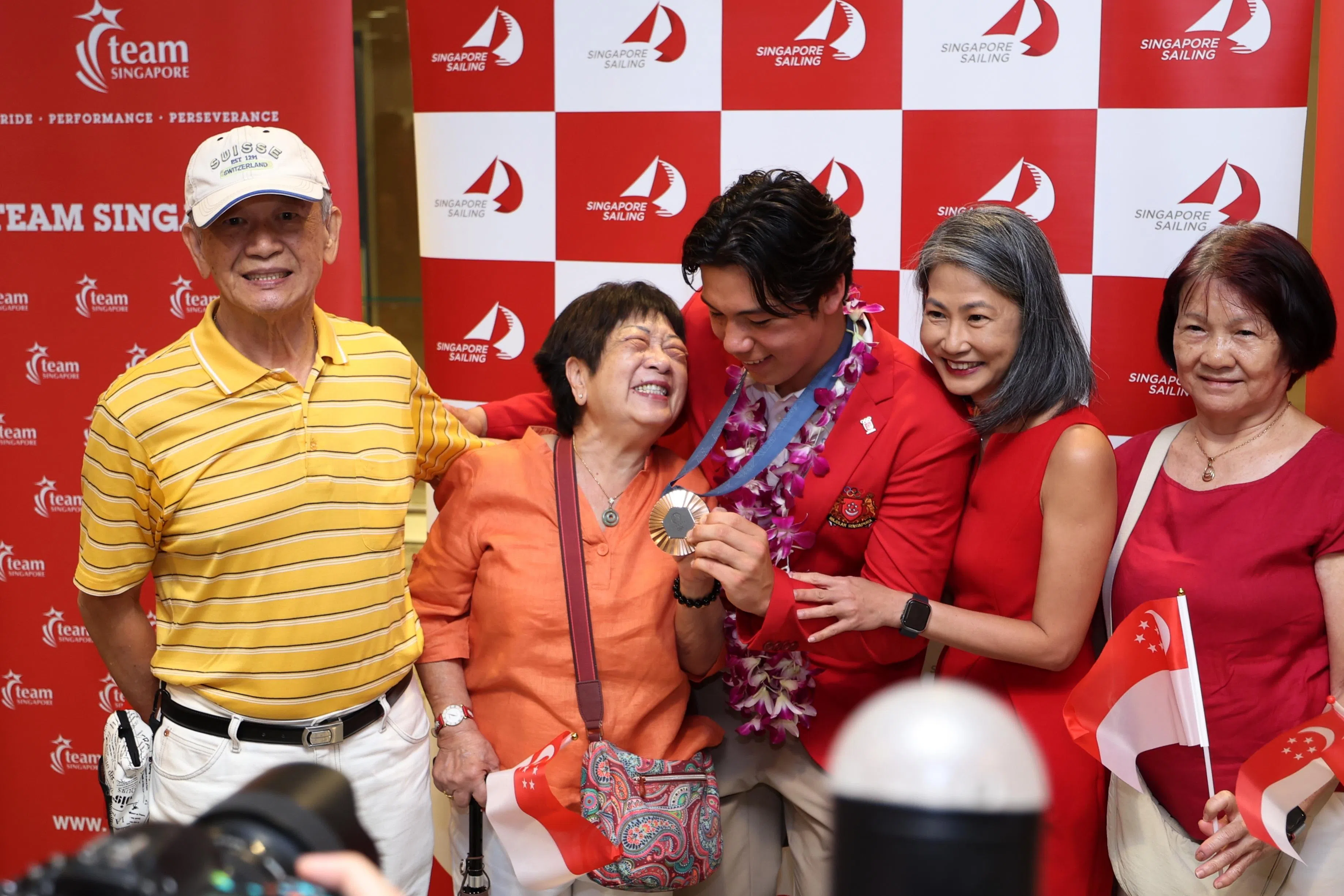 墨士廉的外公丁来安（左一）和外婆陈亚妹（左二）不仅为他的孙子感到自豪，也为女儿的育儿之道感到自豪。（林明顺摄）