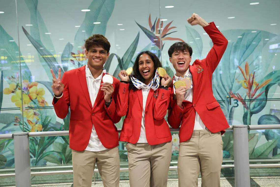 本届东运会，珊蒂（中）和郭俊杰（右）分别入账两枚和一枚金牌，我国“男飞人”路易斯（左）则在200米跑两次刷新全国纪录夺银，终结了我国在这个项目长达32年的奖牌荒。（陈渊庄摄）