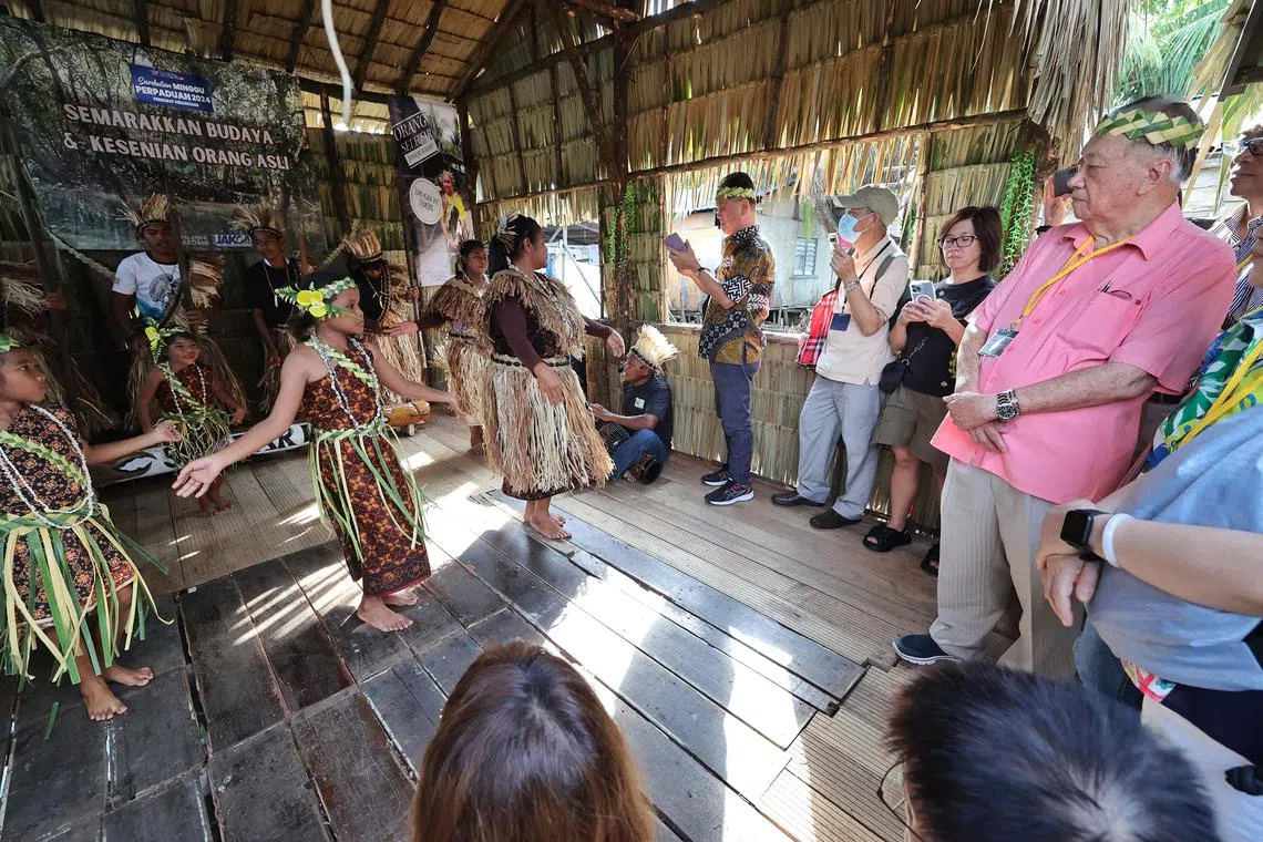 活动参与者星期六参观了柔佛的海人村，了解实里达人近100年前从新加坡迁移到柔佛南部落脚的历史，并观赏他们的表演。（唐家鸿摄）