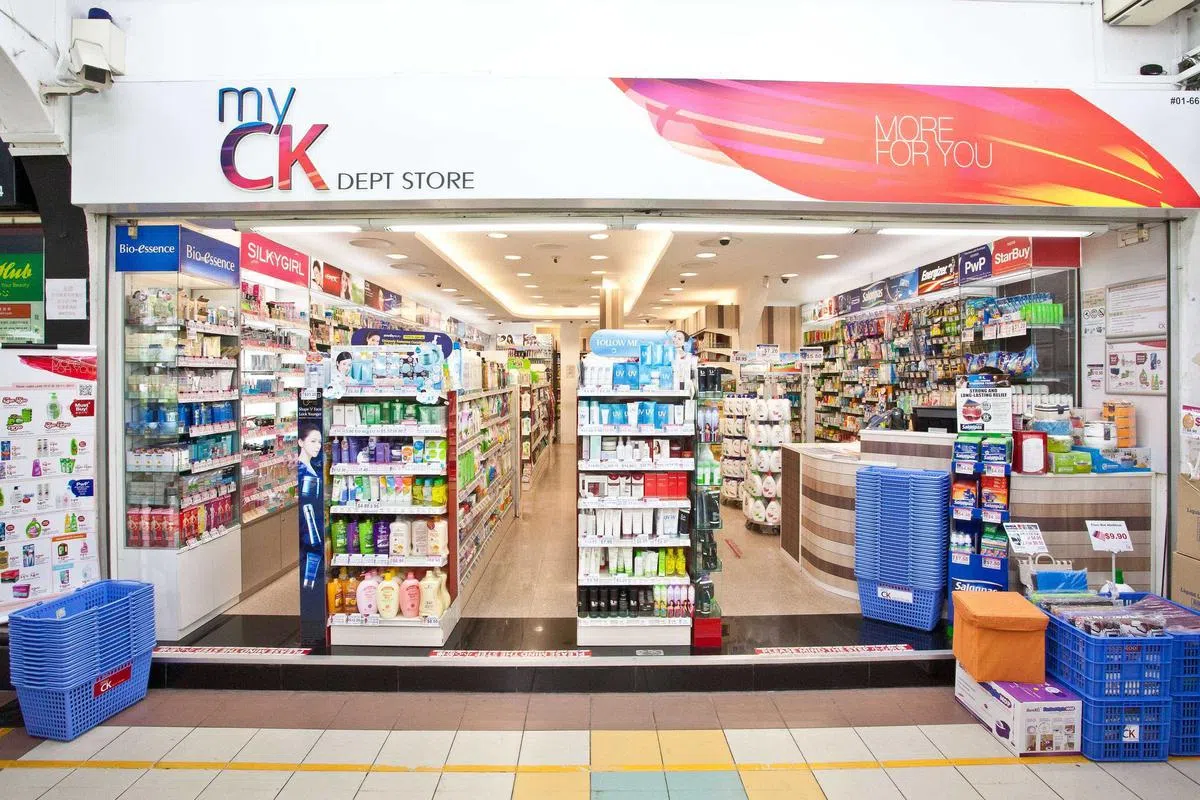 myCK百货的分店遍布全岛各地，为居民提供一站式便利，拥有30个自家品牌。(图/受访者提供)