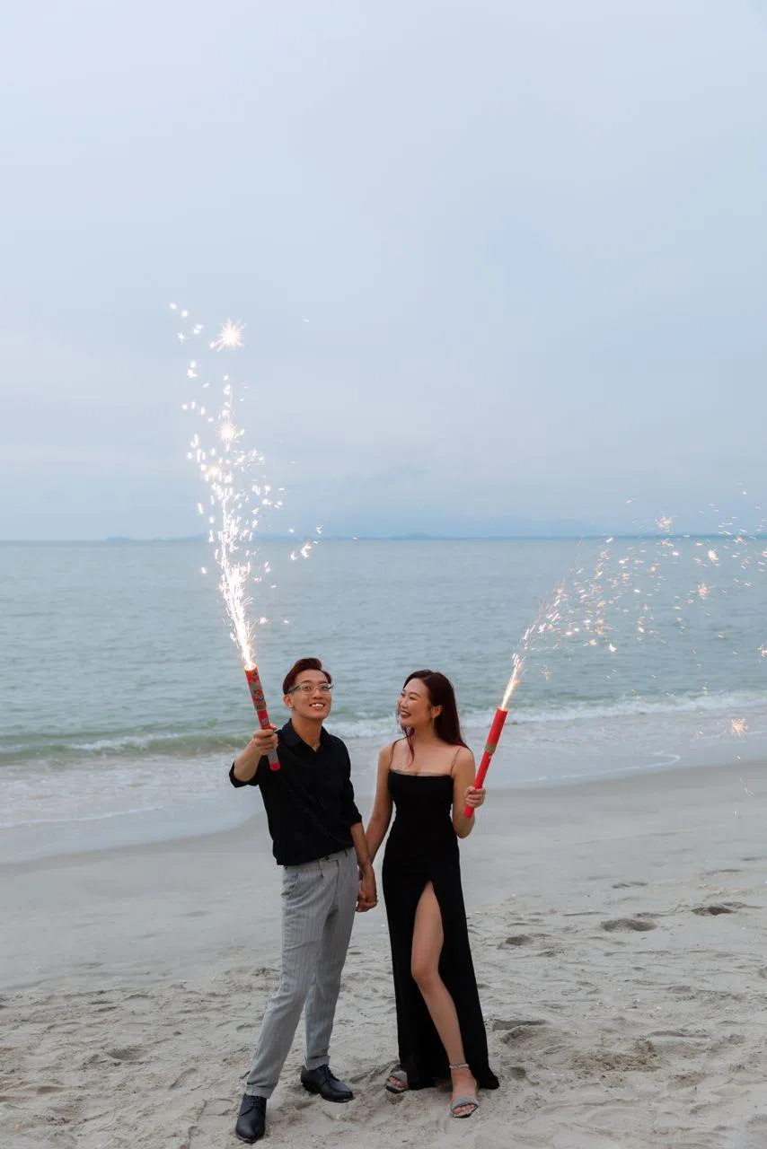 徐嘉慧（右）与先生刘国豪（左）在马来西亚槟城拍摄的婚纱照之一。（受访者提供）