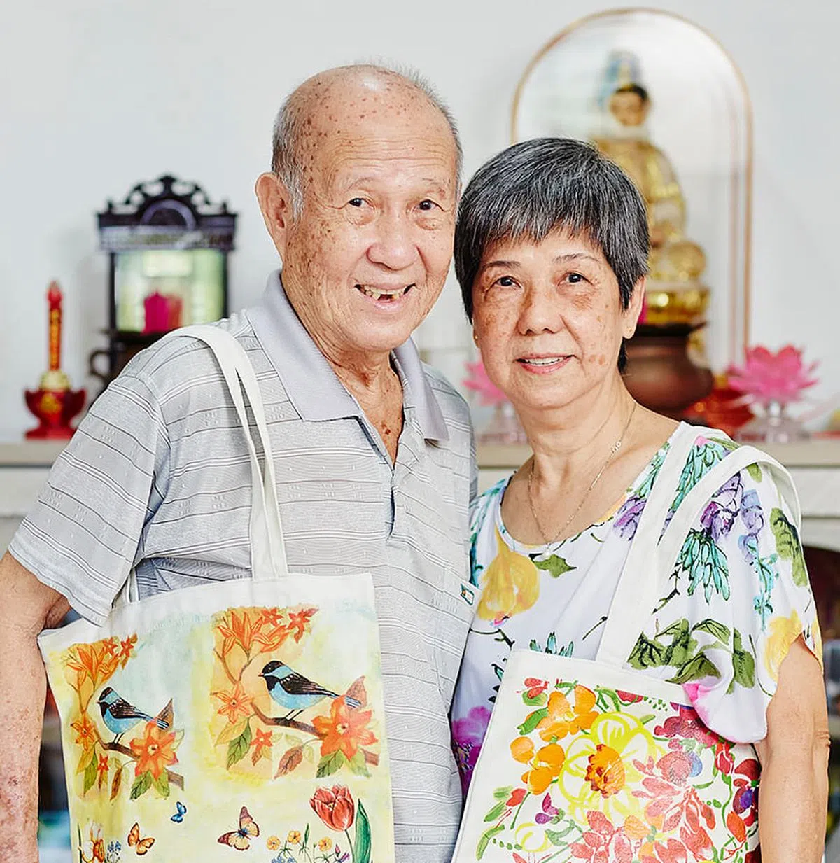 夫妇俩一起上课学做手提袋剪贴工艺，大家有了更多共同话题，增添乐趣。（图／报业控股）