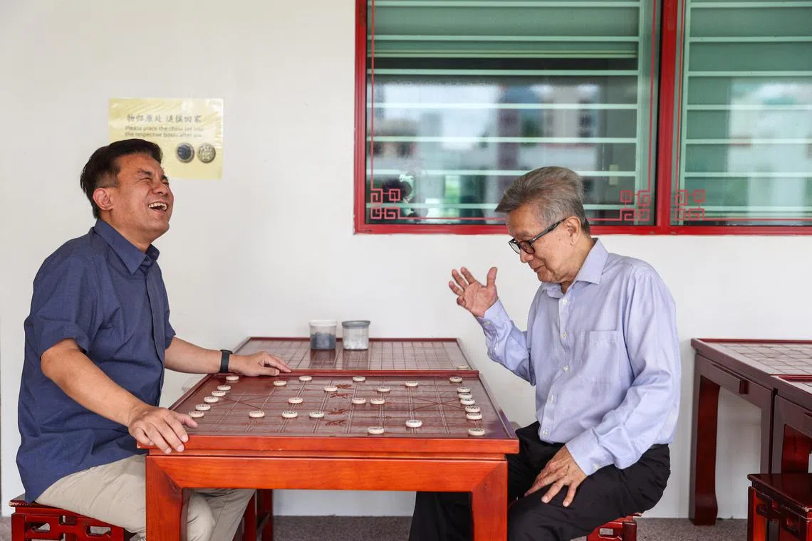光华学校校长方小龙（左）之所以走上教书育人之路，除了深受曾是华文教师父亲的启发，也因为自己求学时遇到多位良师启迪。图为方小龙与82岁父亲方炳财切磋棋艺乐融融。（白艳琳摄）