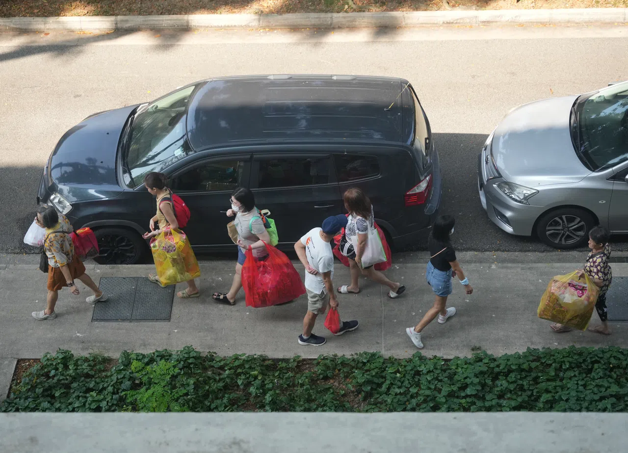 一些公众选择搭私召车去祭祖，在骨灰瓮安置所外面下车，然后步行进入。（谢智扬摄）