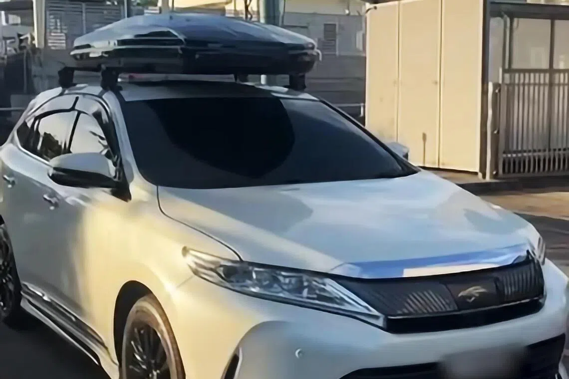 新山租车公司负责人正在协助我国当局调查，提供车子的相关文件。（取自移民与关卡局脸书）