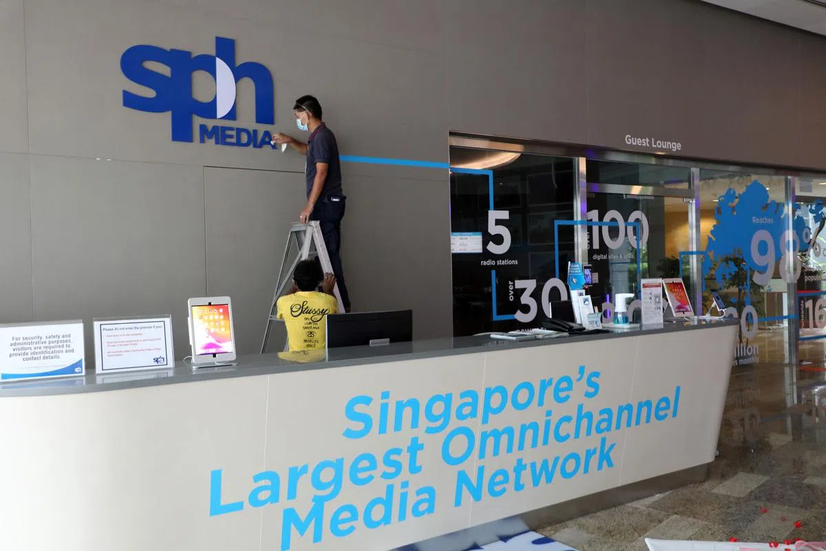 工作人员于2021年12月19日将报业中心大厅原本张挂的“SPH”标志，改为“SPH Media”，象征新报业媒体信托（SPH Media Trust）以新面貌迎接新的一年。（邝启聪摄）
