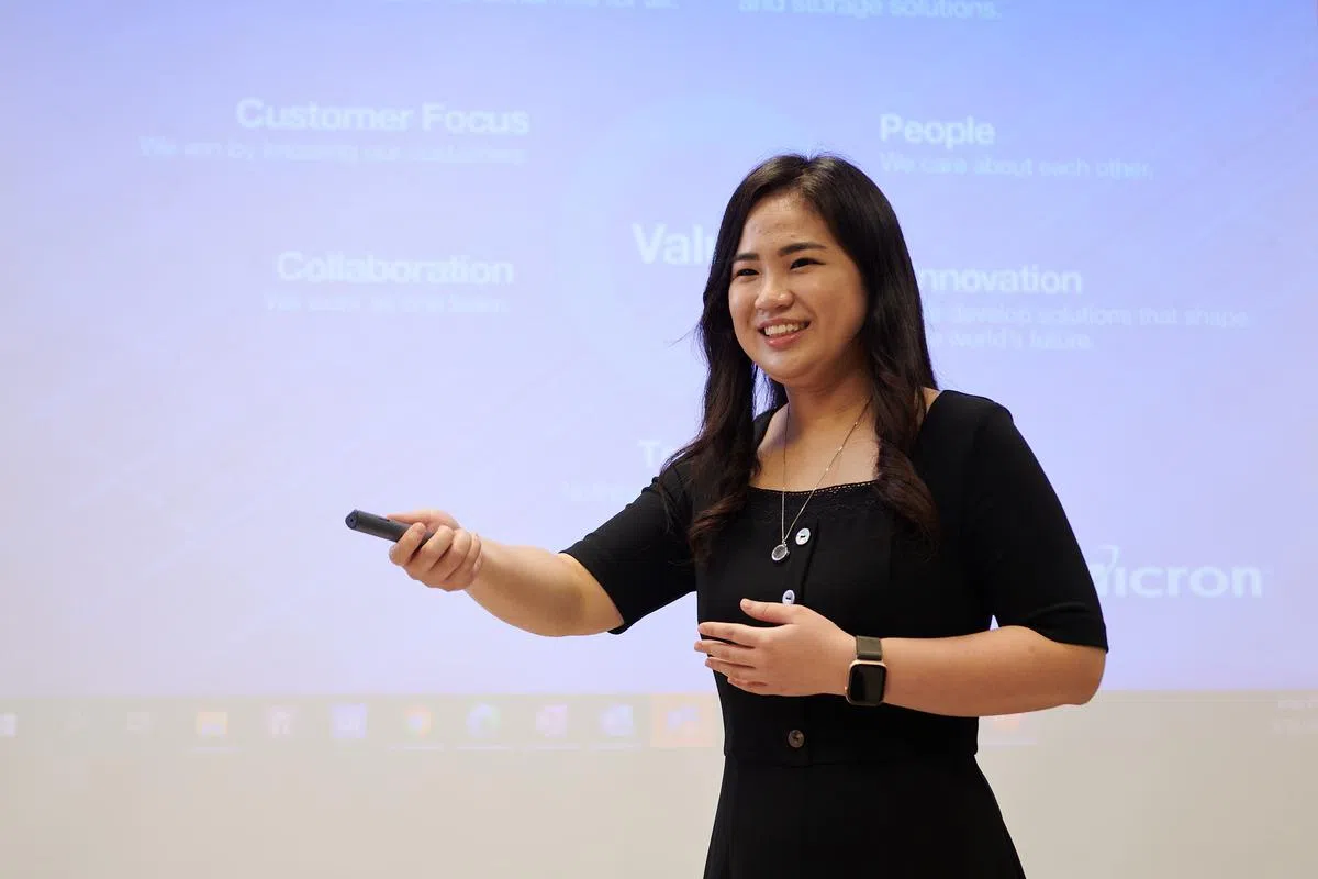 负责培训与发展人才的工程师黄乐怡说，公司从个人和组织两大层面鼓励雇员建立成长思维。（图/新报业媒体）