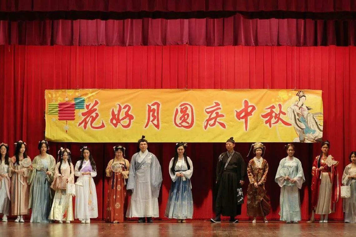 圣中师生身穿三种不同朝代的汉服登台。（作者提供）