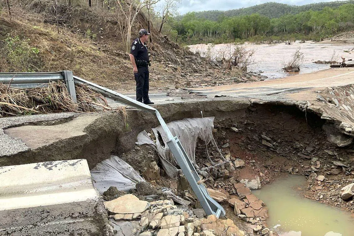 洪水引发严重山洪，昆士兰州一条高速公路附近的路段受到破坏。（法新社）