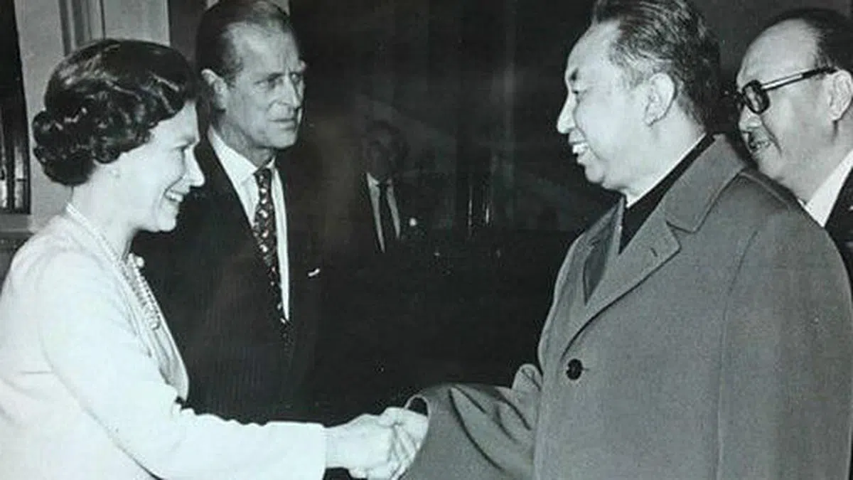 在华国锋1979年访问英国时，伊丽莎白二世在白金汉宫举行了盛大的欢迎仪式和招待会。（华国锋纪念网）