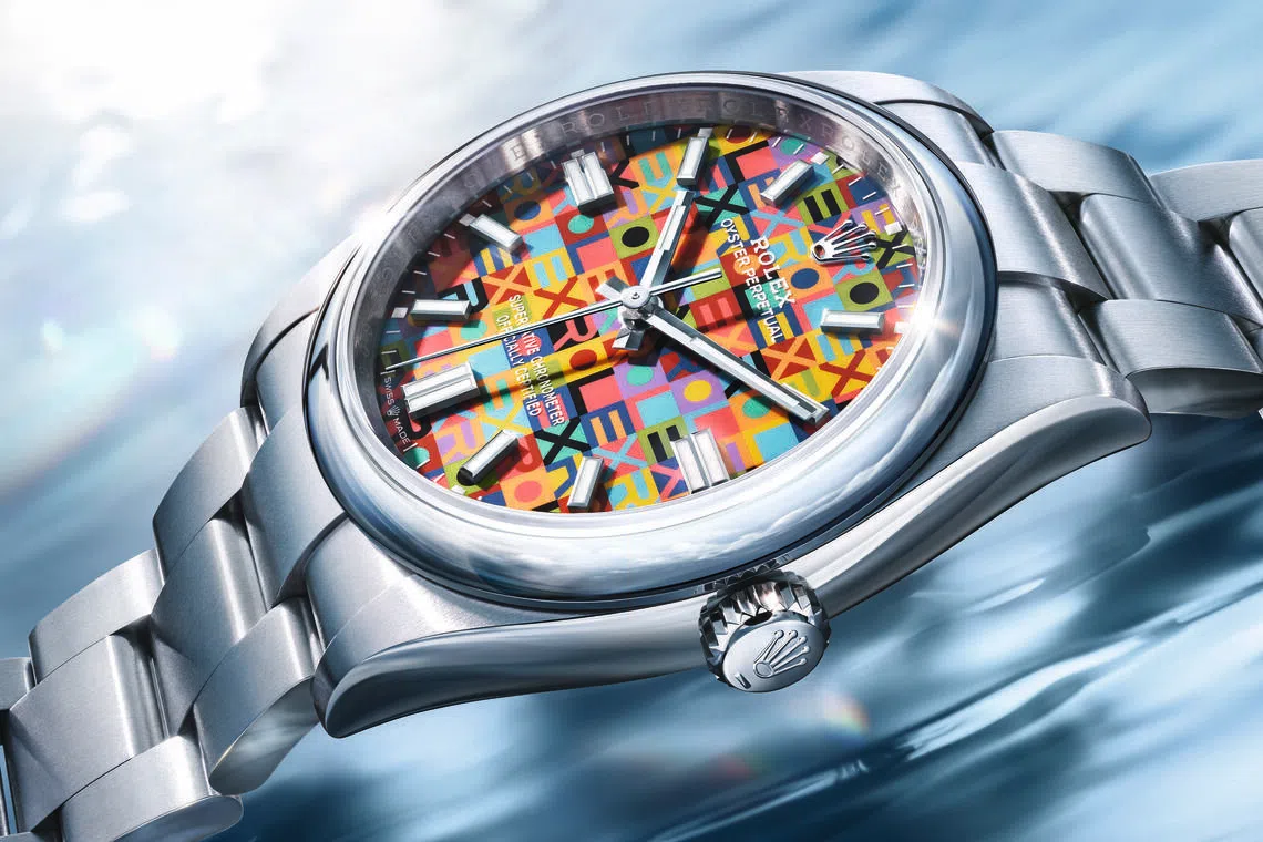 劳力士蚝式腕表百年纪念款之一的花纹表盘，十多种色彩须逐层叠加完成。（劳力士提供）