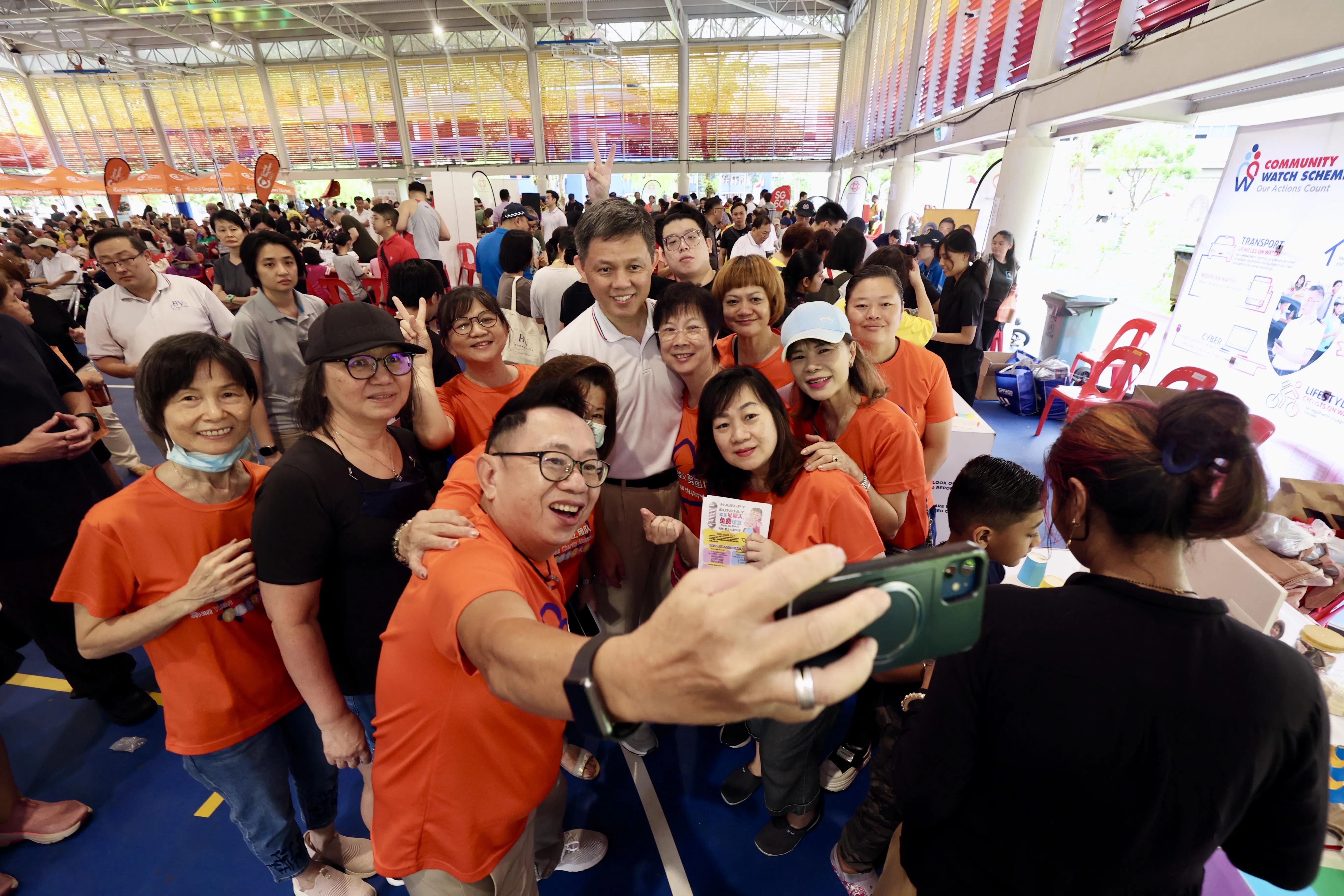 丹戎巴葛集选区议员、教育部长陈振声（中）在活动上和居民及义工互动合照。（邝启聪摄）