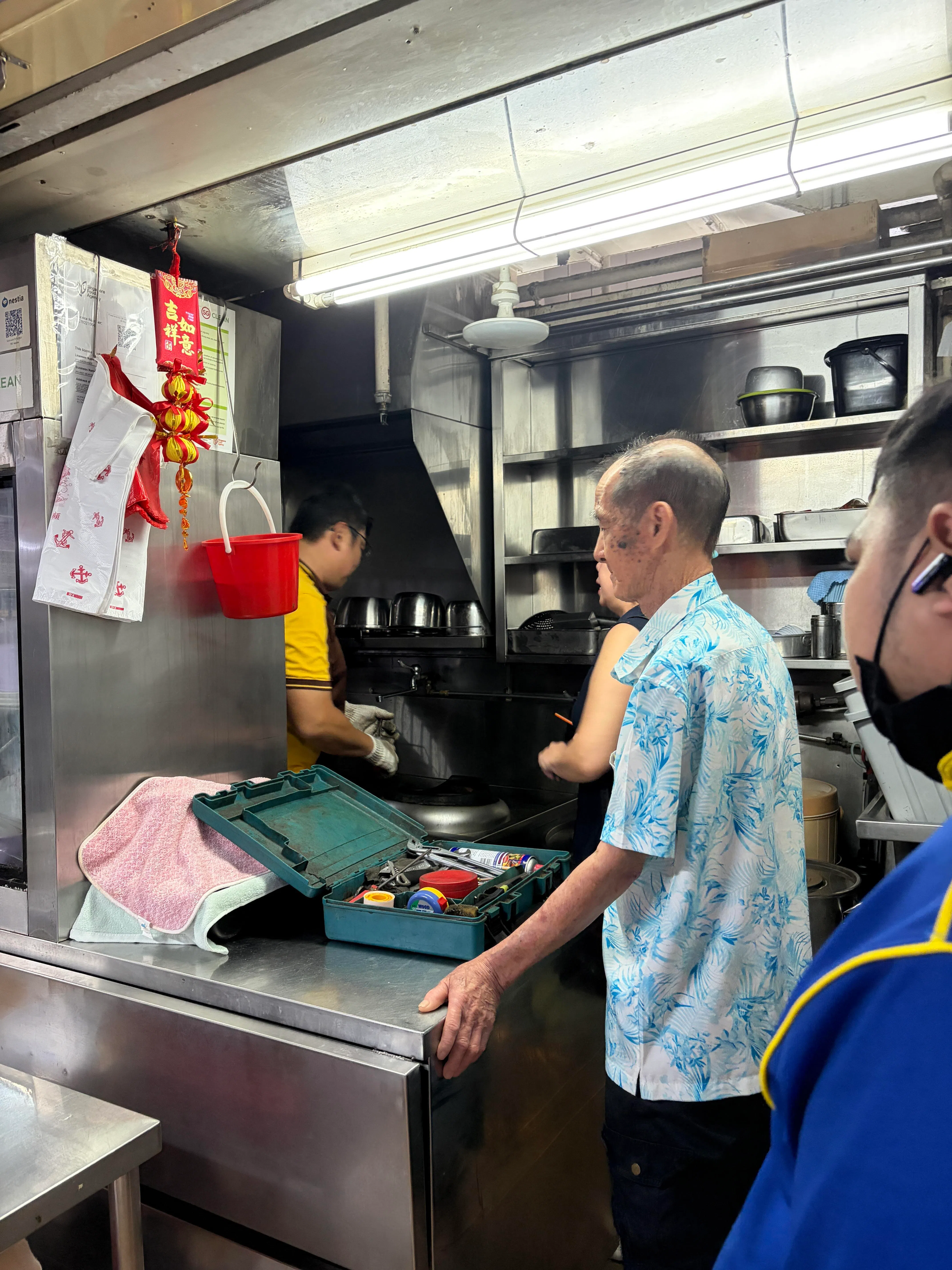 一名煤气检修人员上门查看灶台，确保灶台可以如常运作。（董柏汝摄）