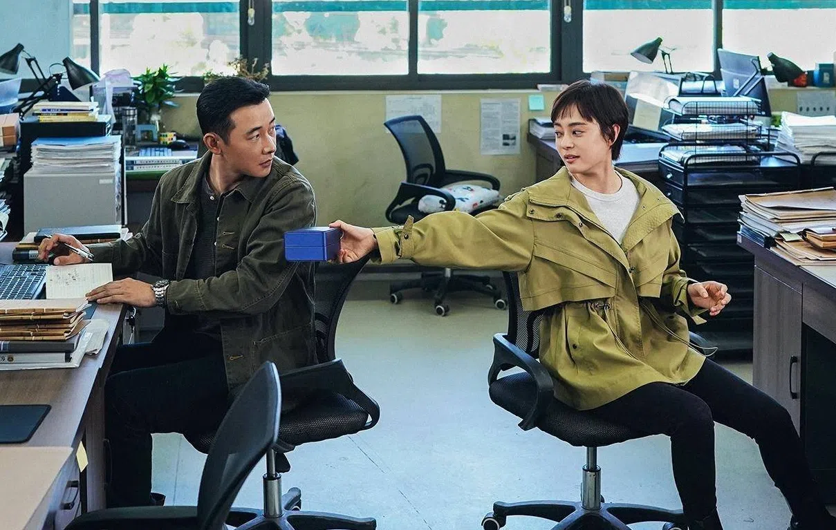 罗晋（左）饰演孙俪的搭档钟伟，但两人对手戏不多，火花一般。（互联网）