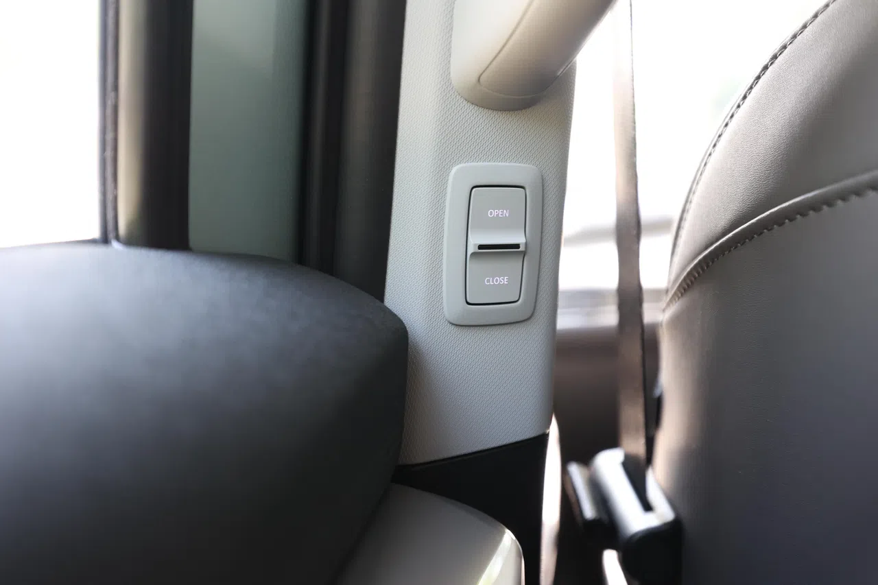 左右滑门内侧设有冷气开关按键。（何家俊摄）