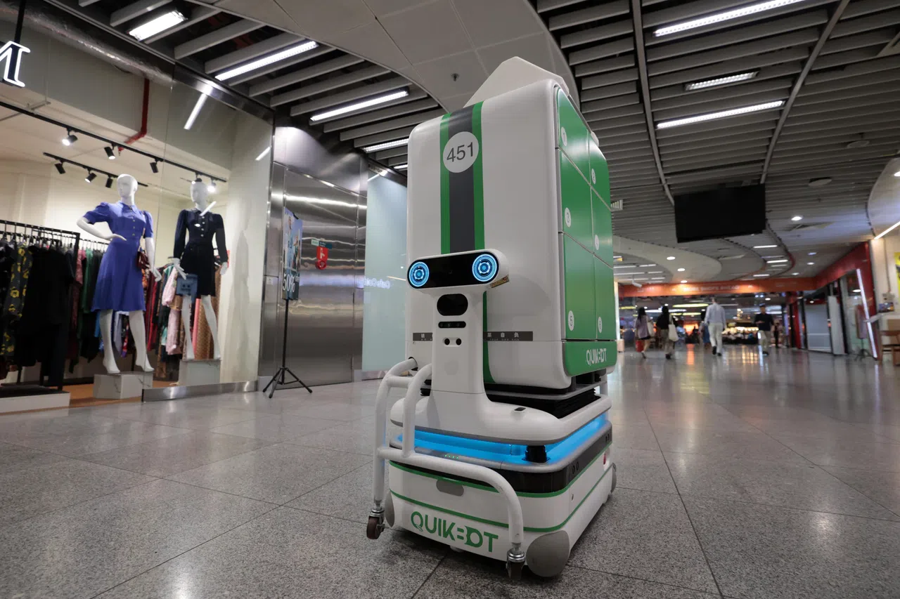 机器人开始运送智能柜，途中会自动避开行人或障碍物。（梁麒麟摄）