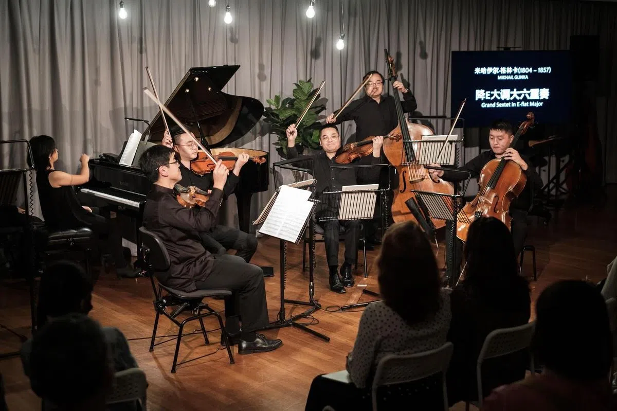 今年8月举办的“乐享时光”音乐会，以小而巧并配合中文解说的形式，拉近观众与演奏家和作品的距离。（新加坡交响乐团提供）