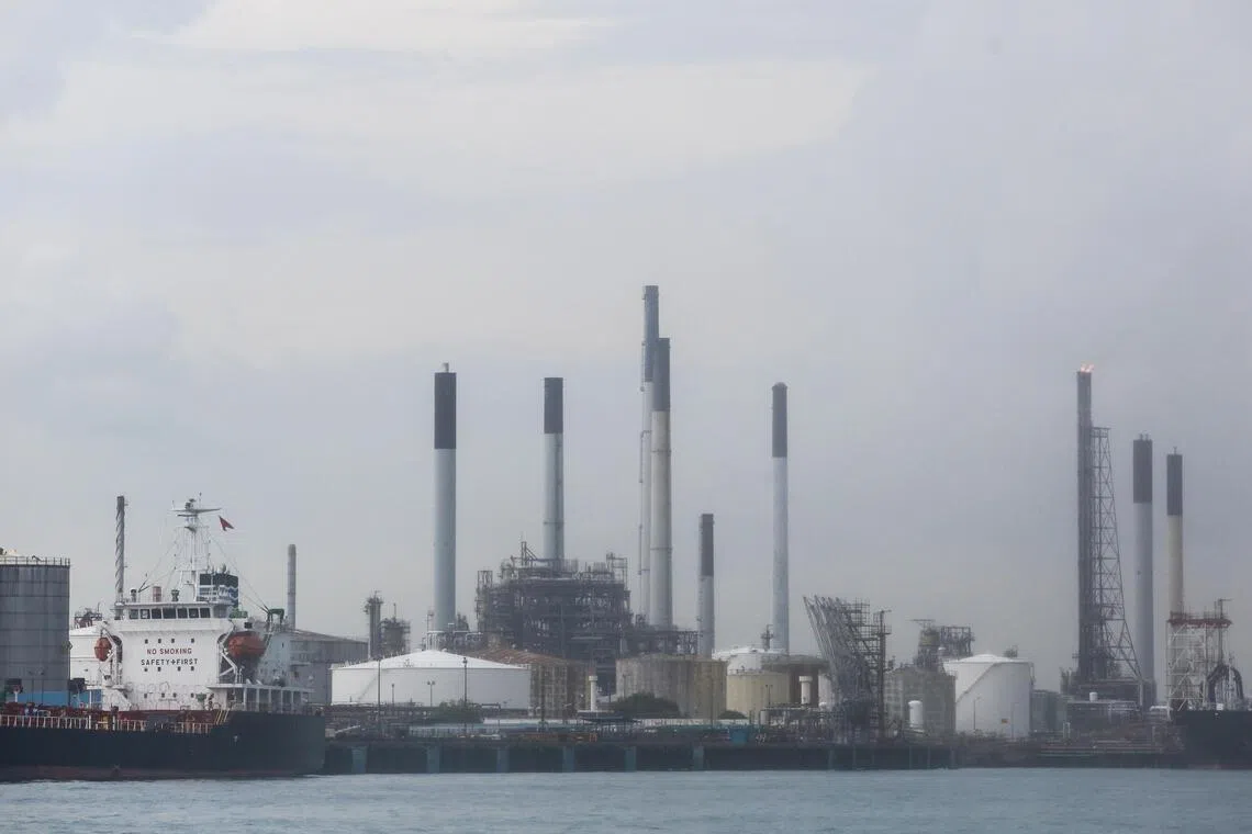 新加坡石油工业获得长足发展，与国际石油公司对新加坡的信任不无关系。（联合早报）