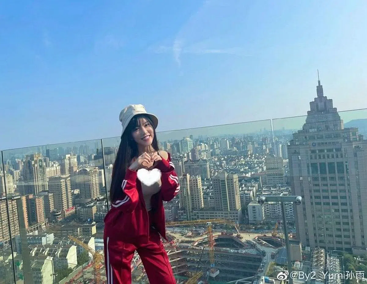 Yumi分享胸前打上爱心的照片。（取自微博）