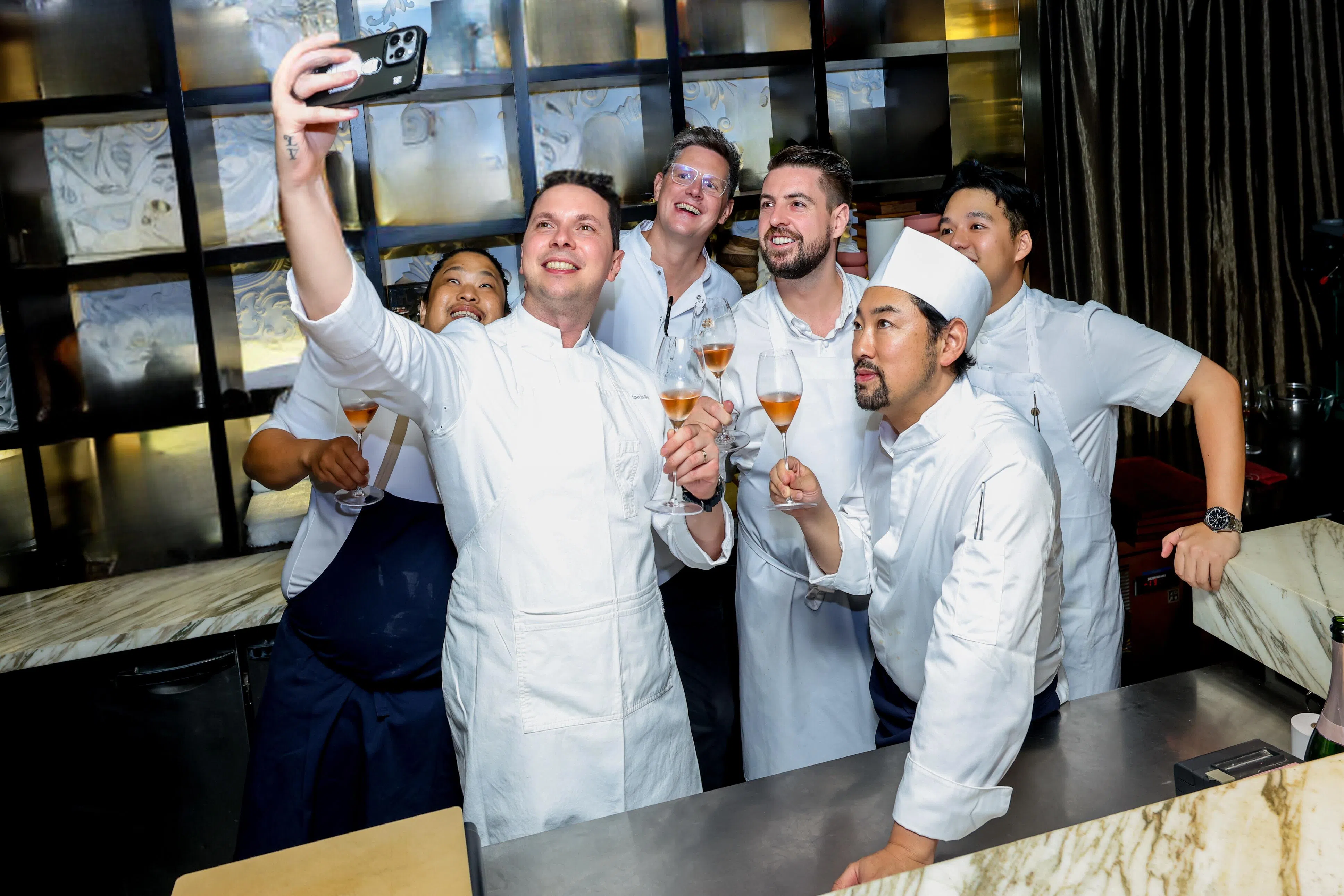 六家餐馆名厨与库克香槟大使携手打造库克X花主题菜肴。（酒商提供）