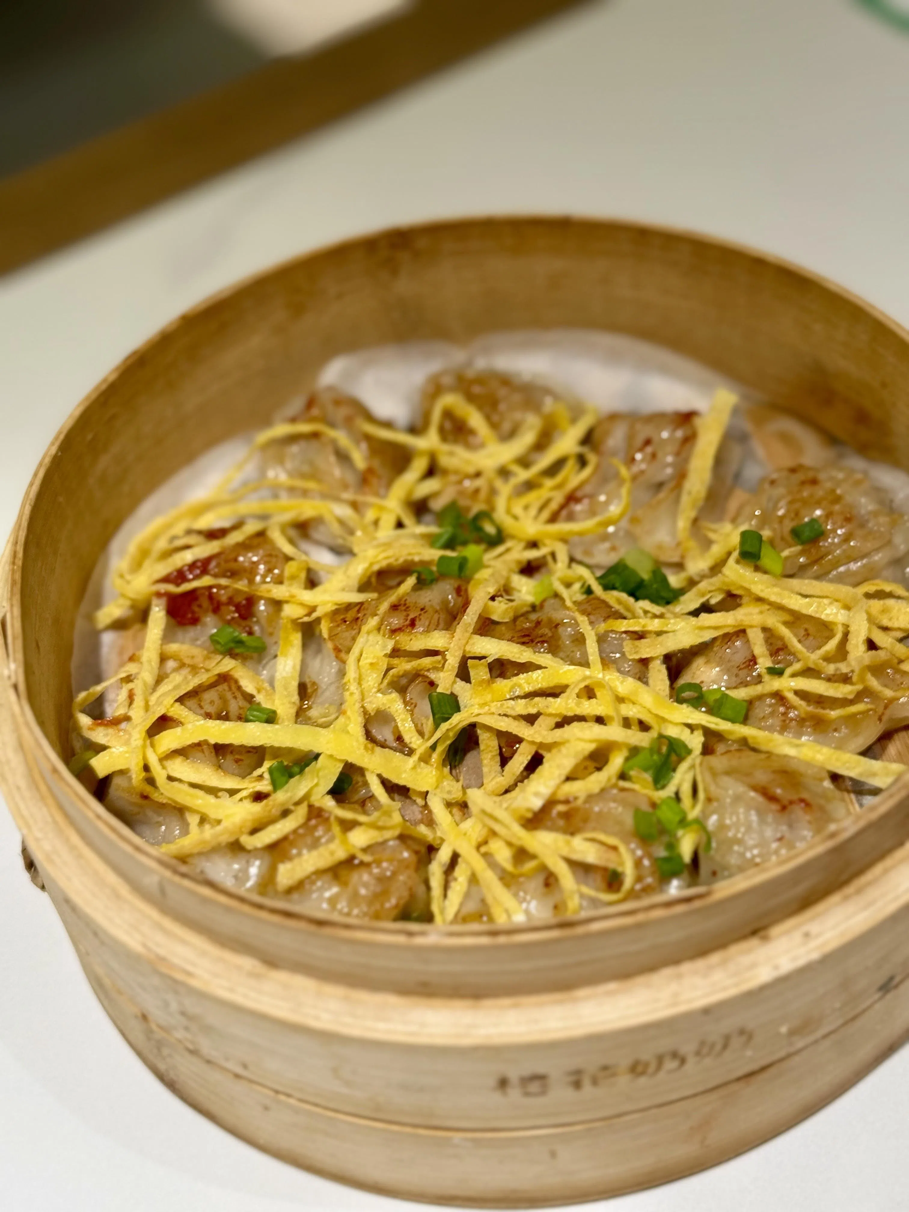 老绍兴蒸汤包的猪肉馅，在蒸制过程中自然释出汤汁，搭配蛋丝与腐乳汁享用。（叶晓虹摄）