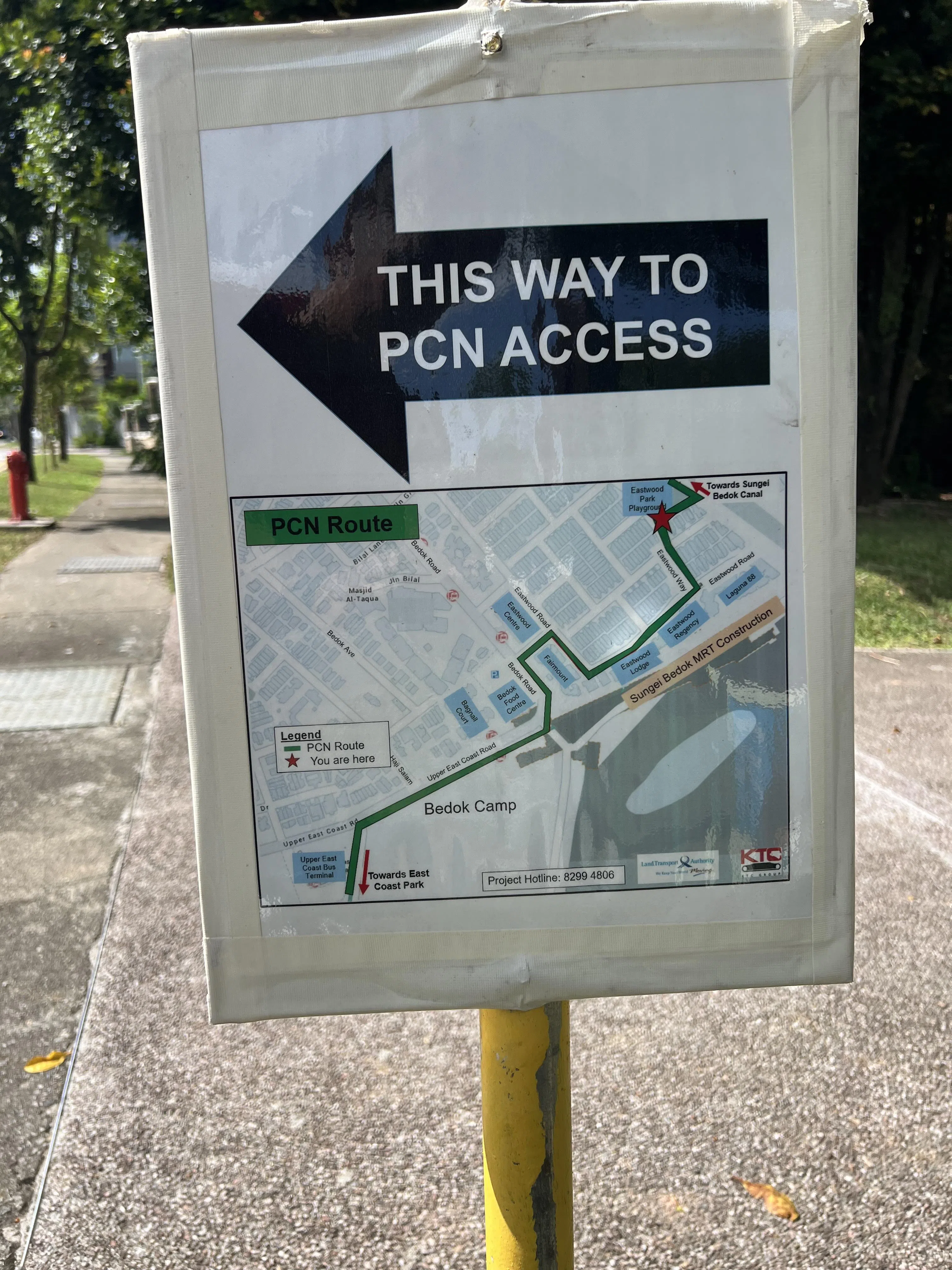 来到东林大道后跟着白色告示牌指引骑行，就能抵达东海岸公园。（杨全龙摄）