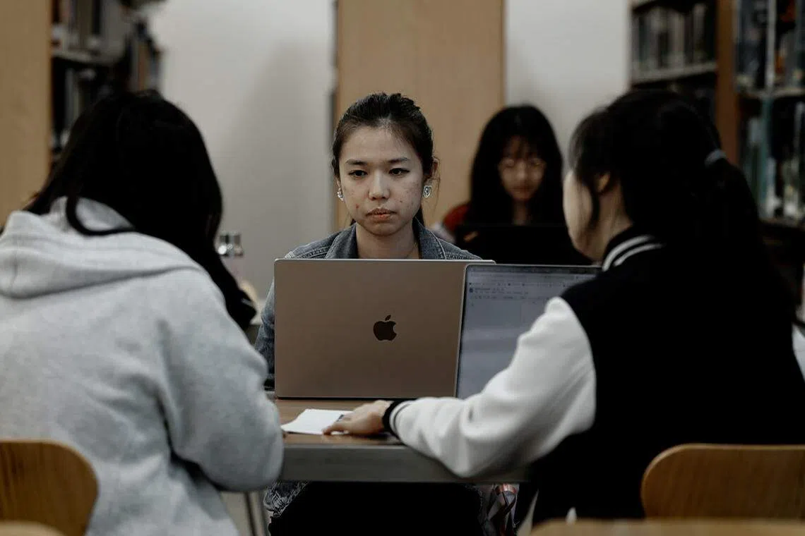 陌生的环境和复杂的人际关系常常让伍靖敏徘徊于焦虑边缘。（视频截图）