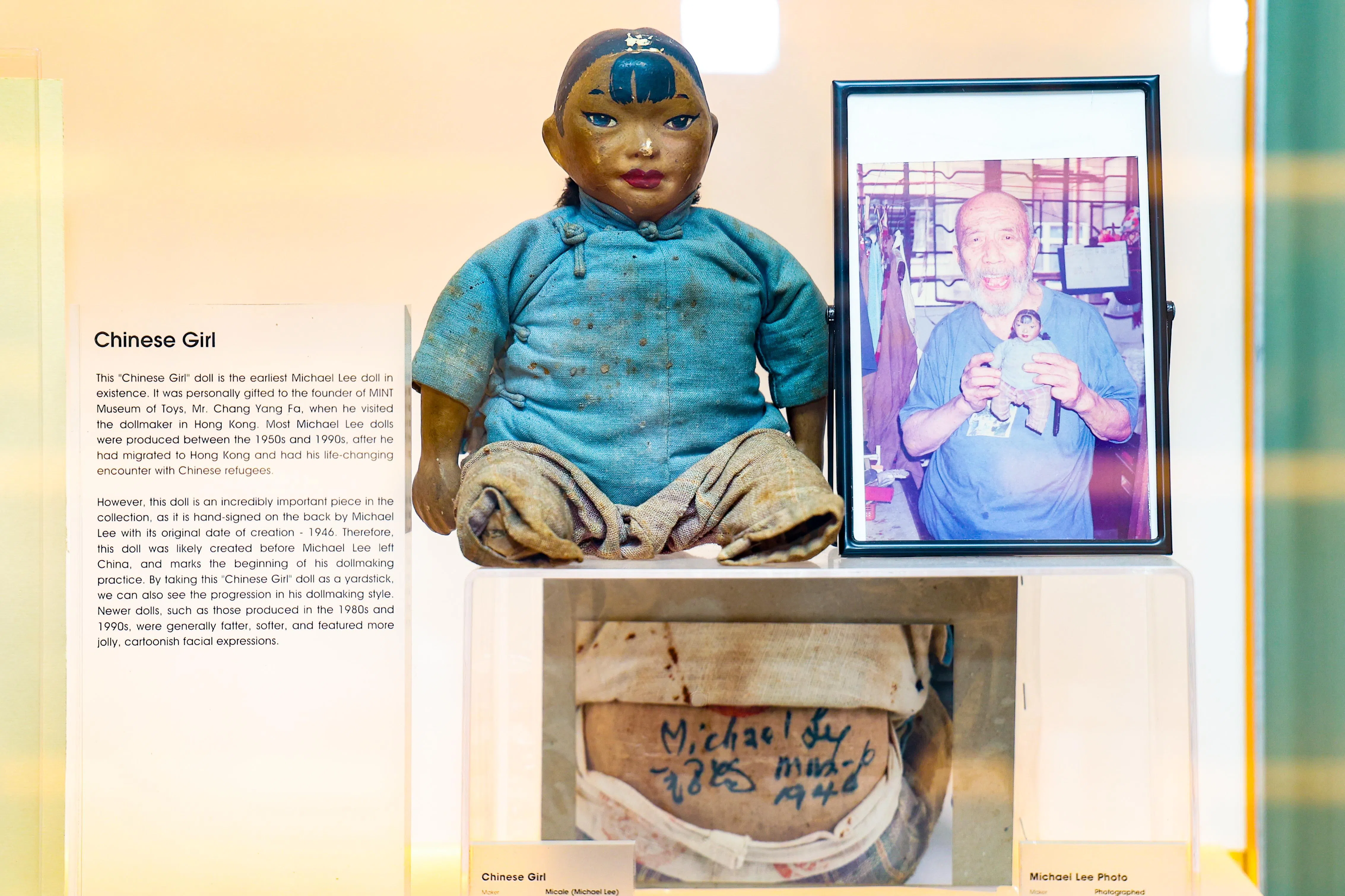 “娃娃匠人”李麦克于1946年签名制作的早期作品“中国女孩”，是他创作娃娃玩偶的起点，也见证他一生资助难民儿童的初衷。（林明顺摄）