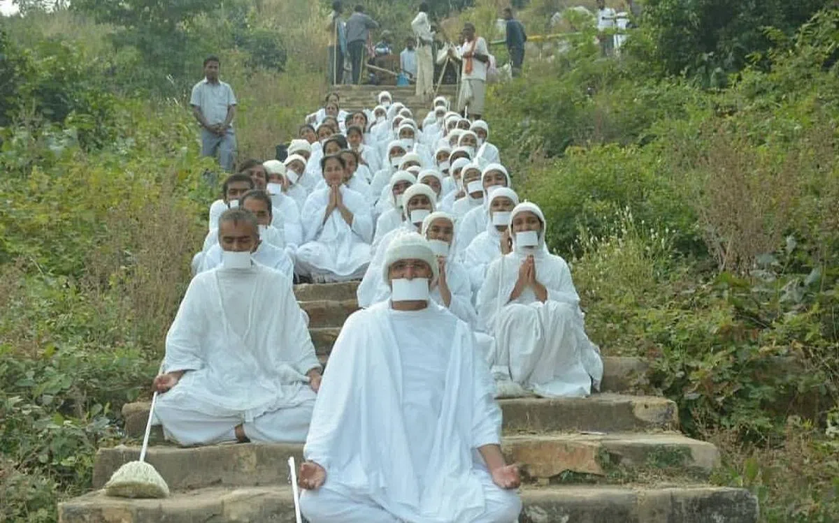 印度的耆那教苦行僧随身带着小扫帚，扫去地上的虫蚁或微生物后才坐下，避免伤害它们。（新加坡耆那教协会提供）