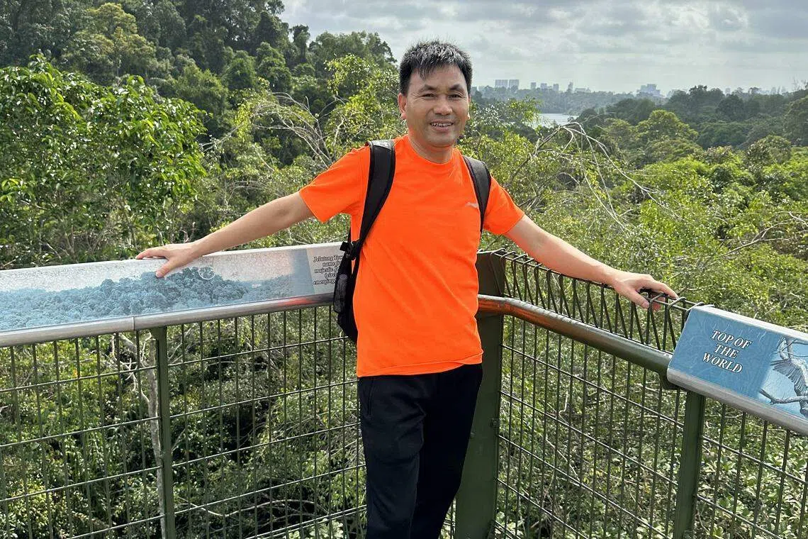 徒步群群主蔡栋认为，徒步让大家远离城市喧嚣，走进大自然呼吸新鲜空气，又可帮助人体出汗排毒。（受访者提供）