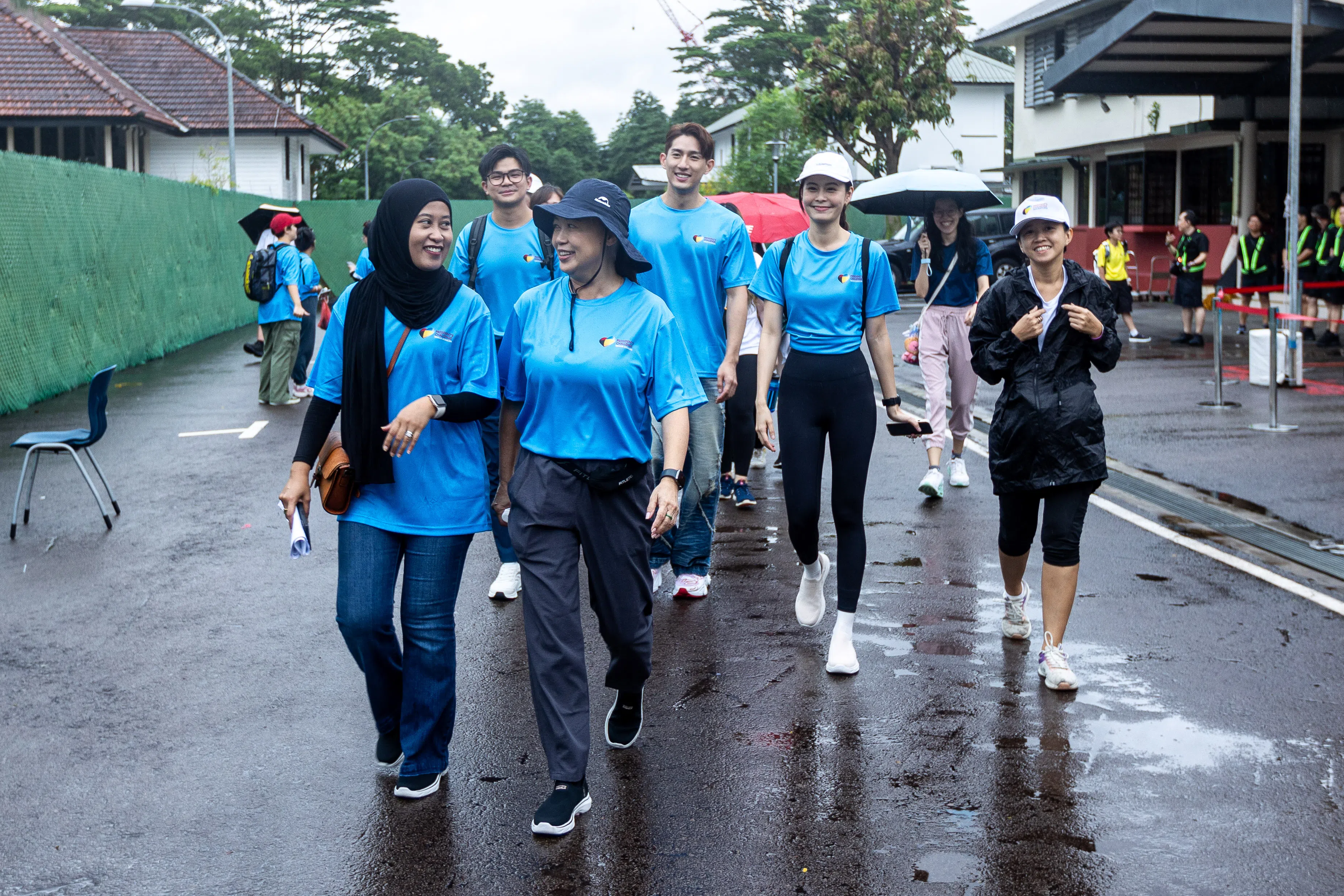 向云（前排右）、DJ坤华（后排左起）、孙政和陈楚寰参与步行马拉松。（新传媒提供）