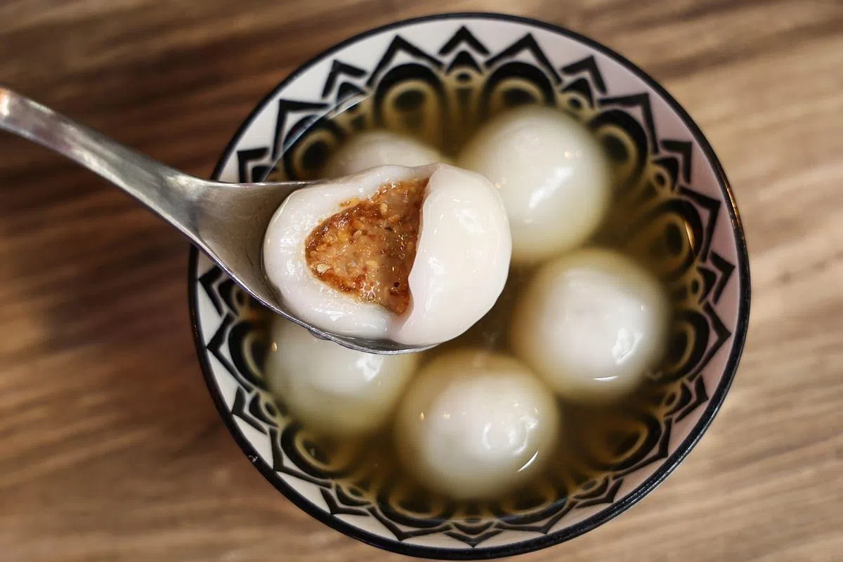 元宵节吃汤圆，象征家家户户团圆，阖家安康。（档案照）