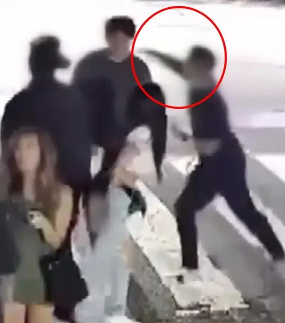 Jessi被爆劝架不成直接离开现场，留下男粉丝被一群人包围。（互联网）