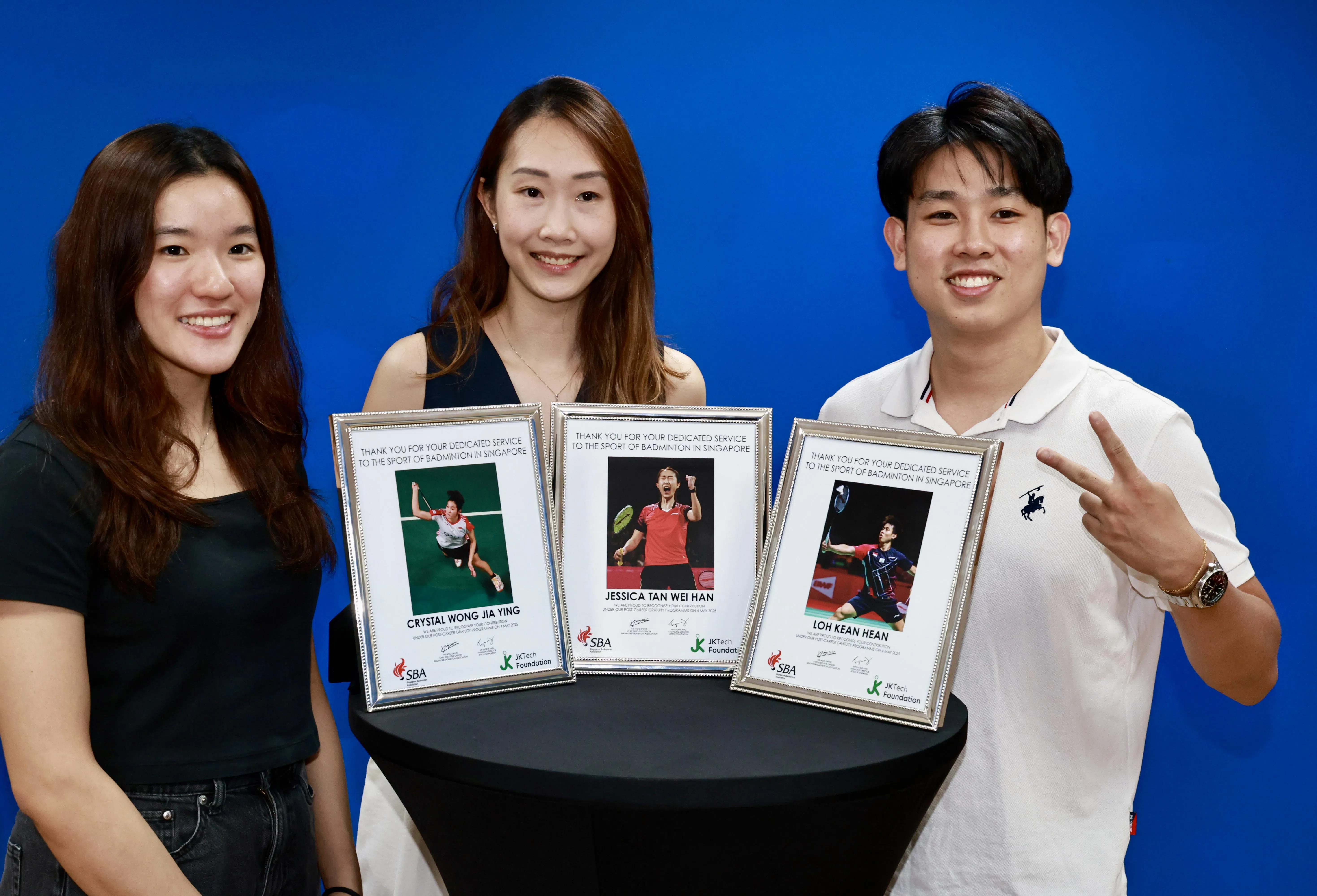 在退役酬金计划下，陈薇涵（中）和骆建贤（右）分别获得10万元，黄嘉盈则获得2万元。（特约陈来福摄）