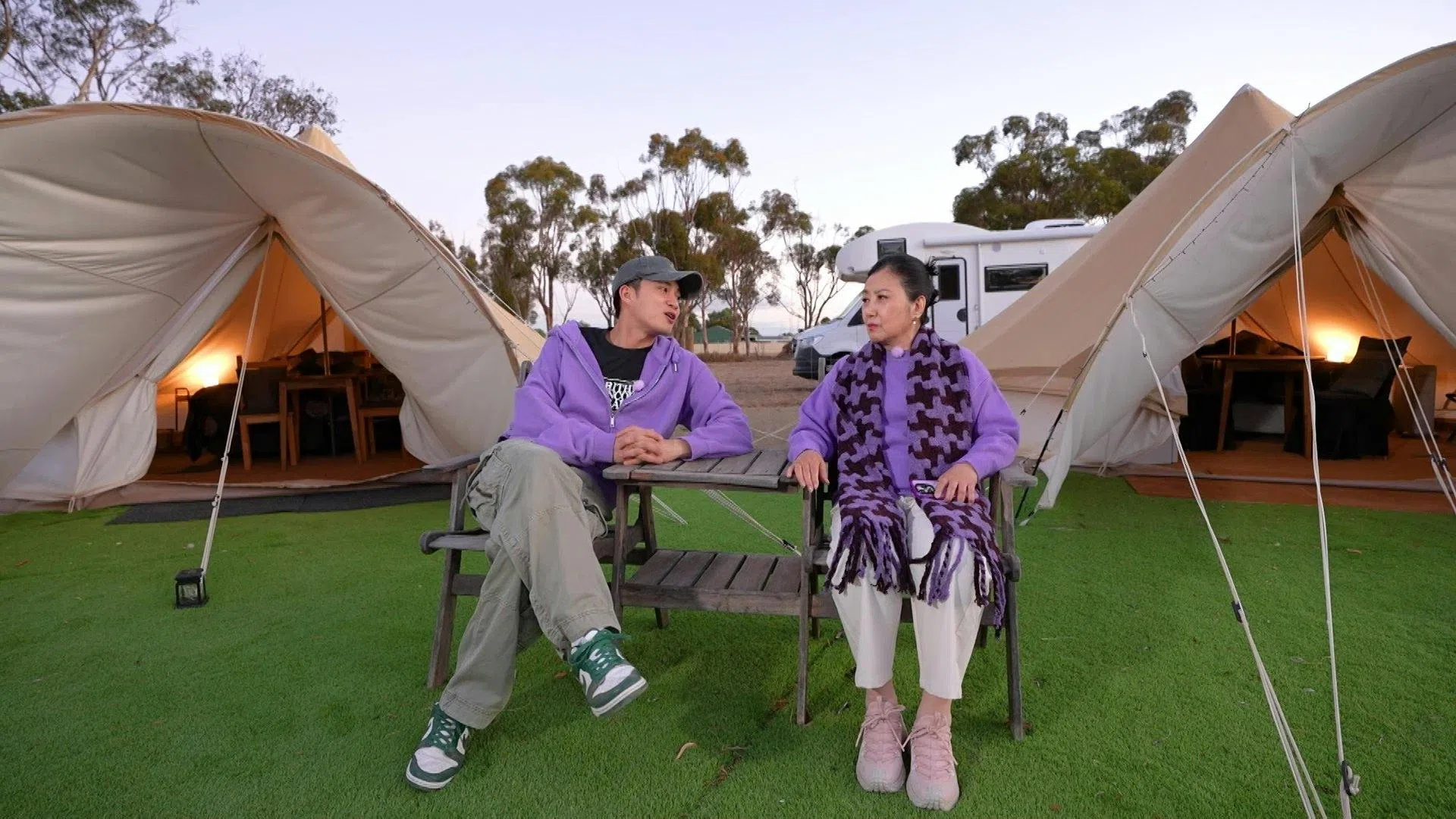 曾在澳大利亚留学的周嘉洛（左），全程对阿姐照顾得无微不至。（TVB网站）