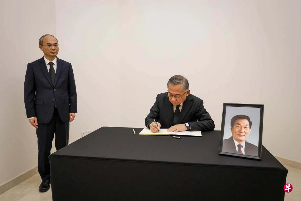 颜金勇到中国驻新使馆签吊唁簿 悼念“新加坡的老朋友”朱镕基