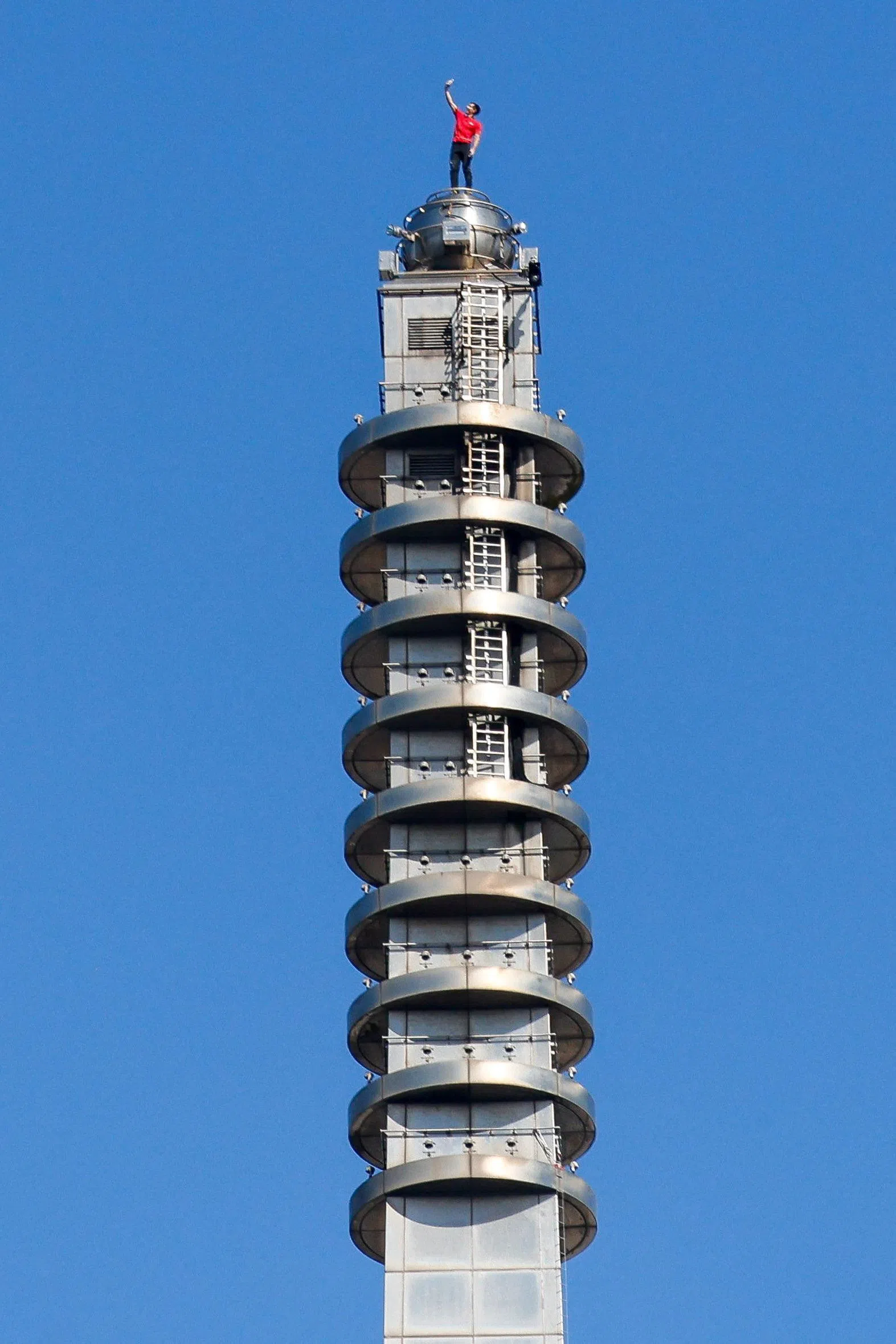 成功登顶的霍诺德拿出手机自拍。（路透社）