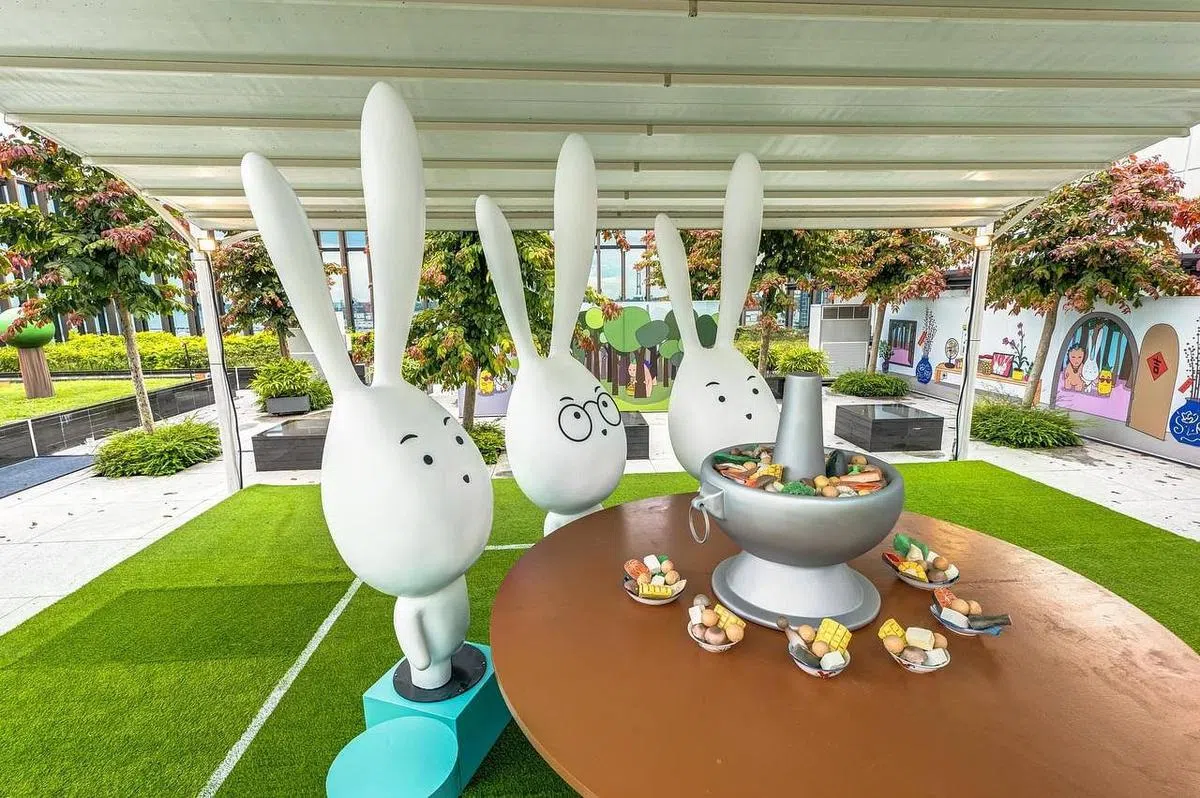 天台花园上可爱的兔仔装置供你打卡留念。（取自新加坡华族文化中心脸书）