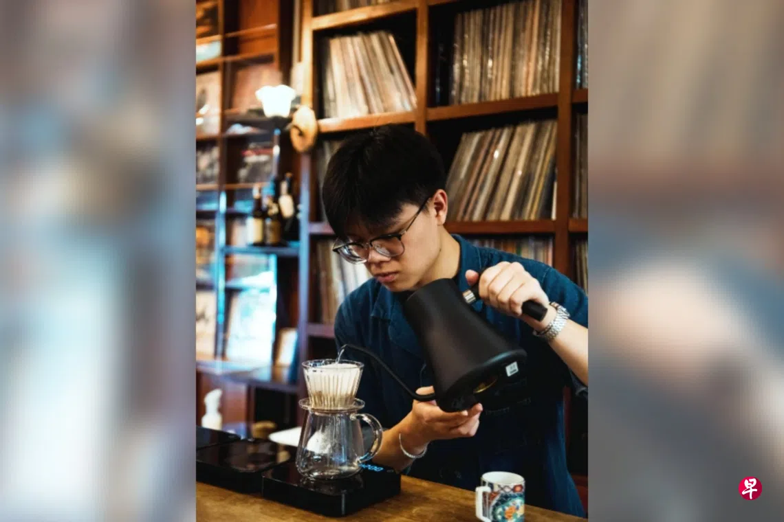 手冲咖啡学问不小，张峻玮精益求精，掌握冲咖啡技巧后，他接下来还要学习如何烘焙咖啡豆。 （Corner Corner提供）