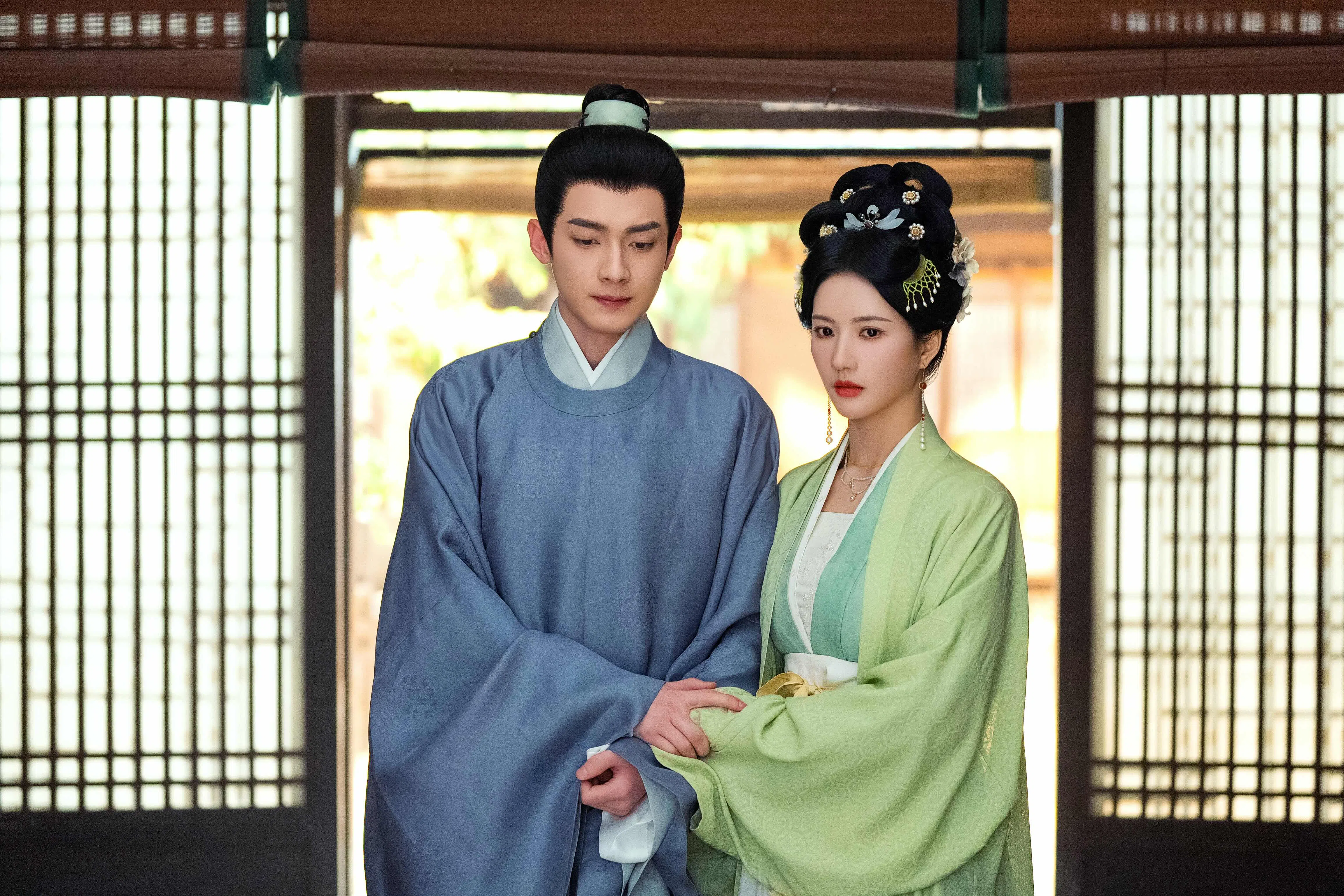 刘些宁（右）与陈鹤一展开先婚后爱的姐弟恋。（Netflix提供）