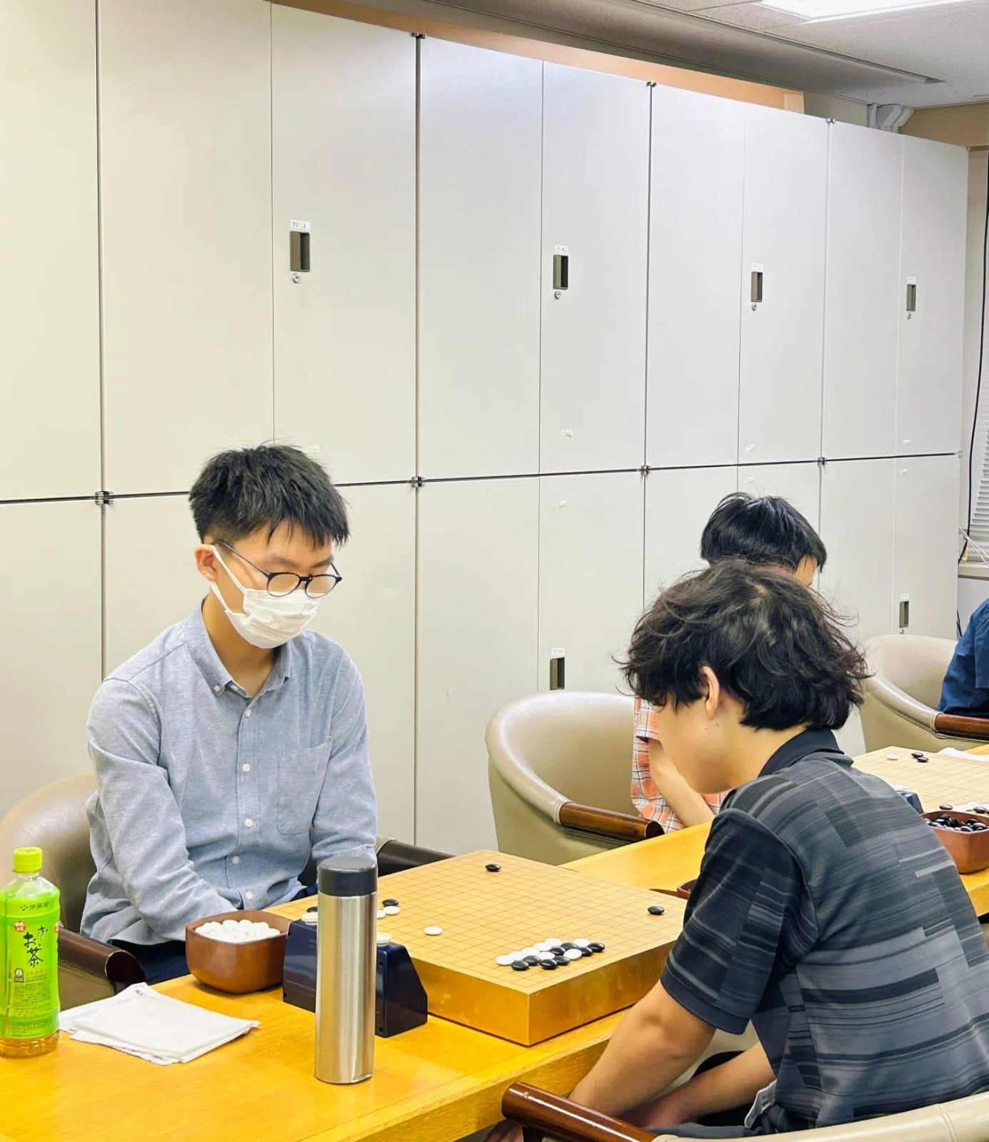 陈奕航（左）经常在周末到日本棋院，和其他院生对弈，成绩名列前茅。（受访者提供）