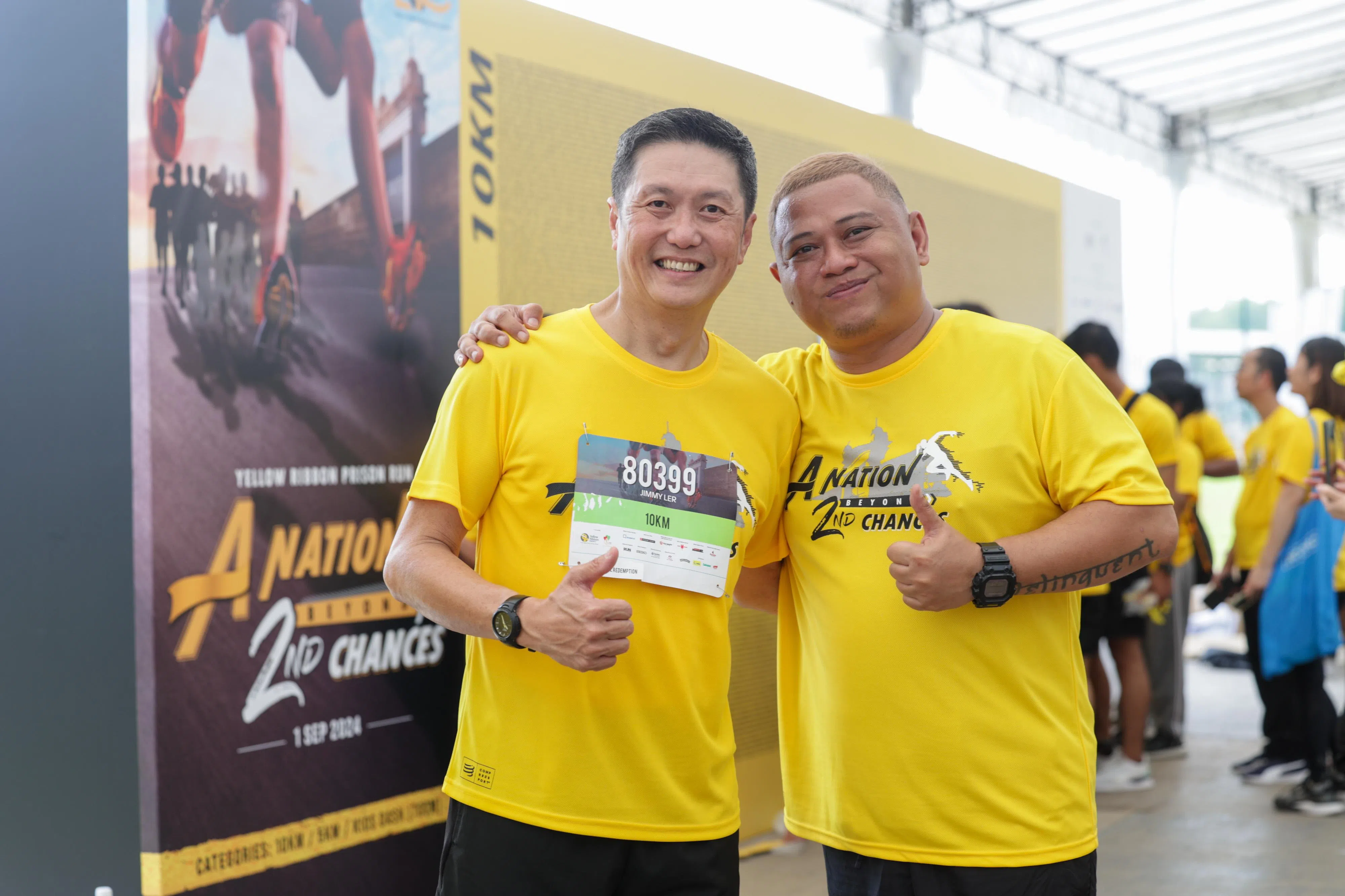 物流公司Logwin新加坡董事长吕瑞发（左）相信，作为企业家应该尽己所能帮助释囚重返社会。秉承这一信念的他，在过去10多年里一直支持拉西姆（Abdul Rahim，右），如今后者已成家立业，成为公司物流经理。（蔡家增摄）