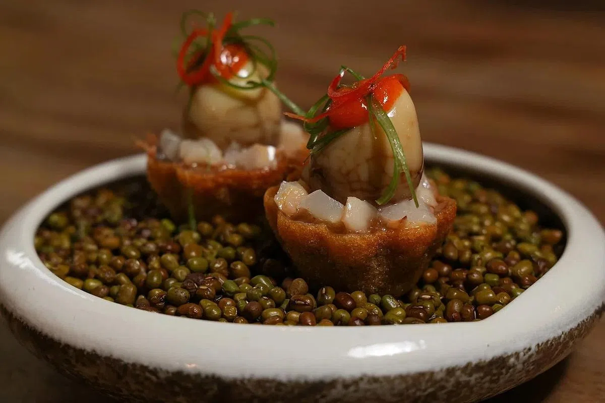 卢嬿而版本的卤猪脚是拆骨取肉后放在小金杯内，然后摆上茶叶鹌鹑蛋及荔枝粒。（李冠卫摄）