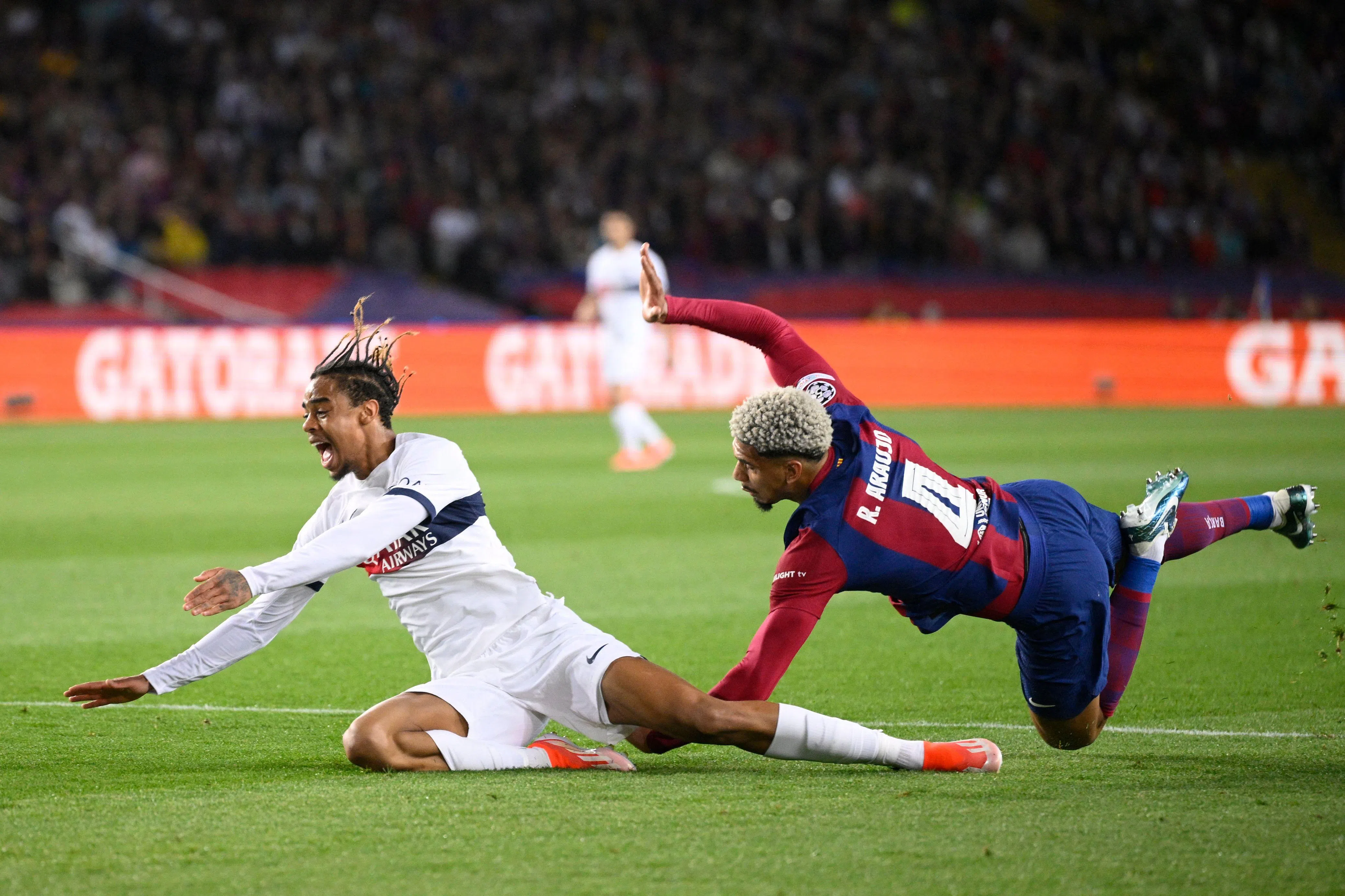 巴塞后卫阿劳霍（右）的这一记犯规，改变了比赛走向。（法新社）