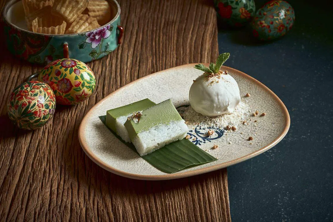 Indocafe Peranakan Dining的娘惹糕点班兰糯米糕（Kueh Salat）带班兰香气。（餐馆提供）